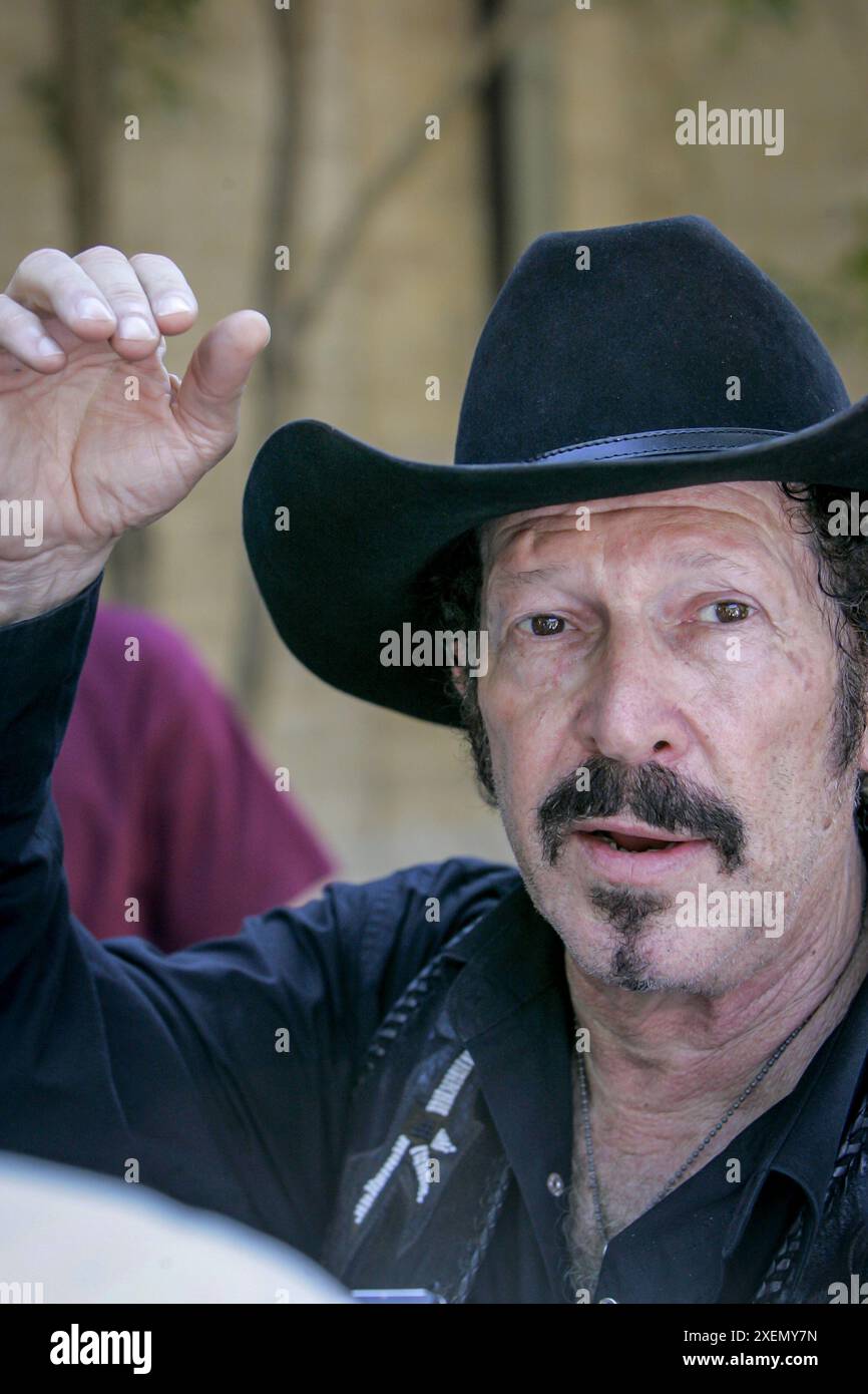 Candidato gubernatioriale in Texas, Kinky Friedman (indipendente) campagne presso la Southwest Texas State University a San Marcos e ottiene un piccolo aiuto dall'ex governatore del Minnesota, Jesse Ventura. Kinky Friedman, una figura colorata e non convenzionale nella politica del Texas, fece un notevole tentativo di candidarsi a governatore nel 2006. Conosciuto principalmente come musicista, umorista e romanziere misterioso, Friedman ha portato una miscela unica di carisma e spirito nell'arena politica. Il suo slogan della campagna, "Why the Hell Not?", racchiudeva il suo approccio esterno e il suo appello agli elettori stanchi dei politici tradizionali. Runn Foto Stock