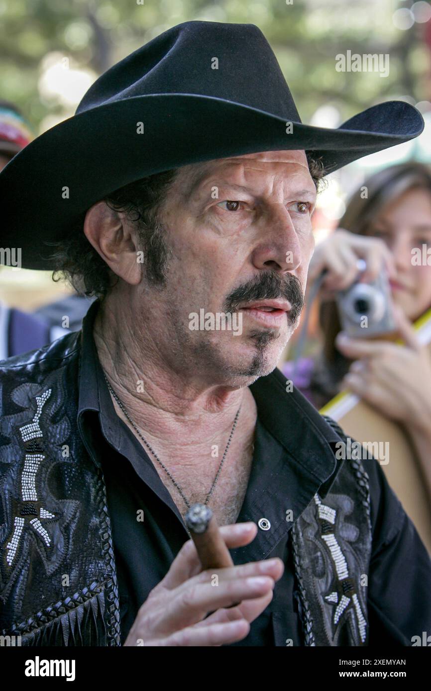 Candidato gubernatioriale in Texas, Kinky Friedman (indipendente) campagne presso la Southwest Texas State University a San Marcos e ottiene un piccolo aiuto dall'ex governatore del Minnesota, Jesse Ventura. Kinky Friedman, una figura colorata e non convenzionale nella politica del Texas, fece un notevole tentativo di candidarsi a governatore nel 2006. Conosciuto principalmente come musicista, umorista e romanziere misterioso, Friedman ha portato una miscela unica di carisma e spirito nell'arena politica. Il suo slogan della campagna, "Why the Hell Not?", racchiudeva il suo approccio esterno e il suo appello agli elettori stanchi dei politici tradizionali. Runn Foto Stock