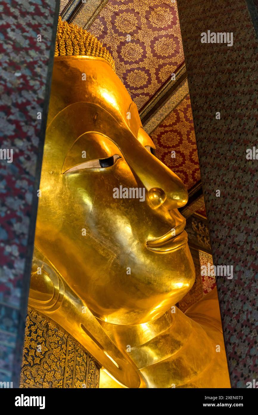 Colorato Buddha sdraiato, Tempio di Wat Pho, Bangkok, Thailandia. Tempio costruito negli anni '1600 Buddha reclinato costruito nel 1832. Foto Stock