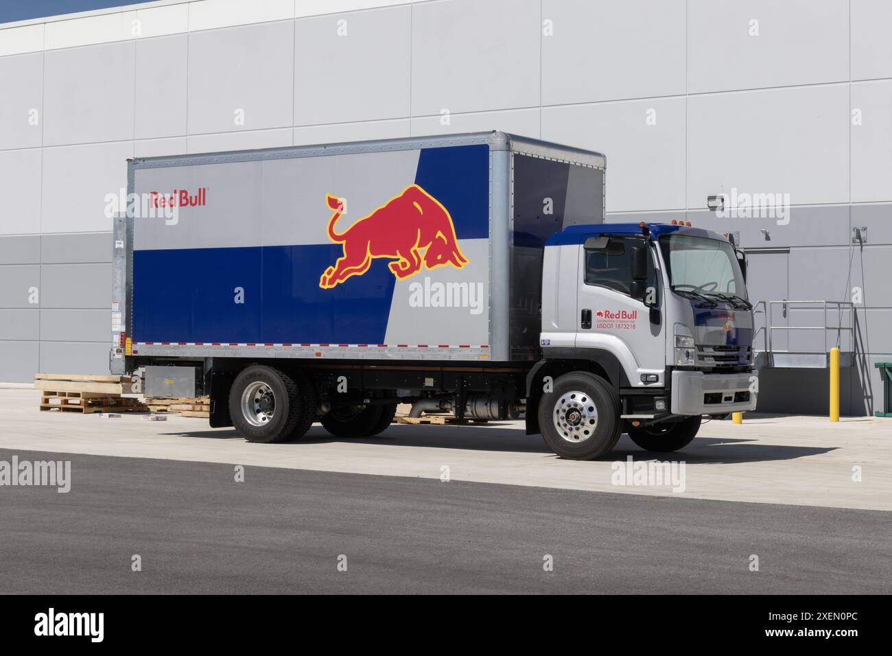 Crown Point - 27 giugno 2024: Veicolo per la consegna e la distribuzione Red Bull. Red Bull è una popolare marca di bevande energetiche che contengono caffeina e taurina. Foto Stock