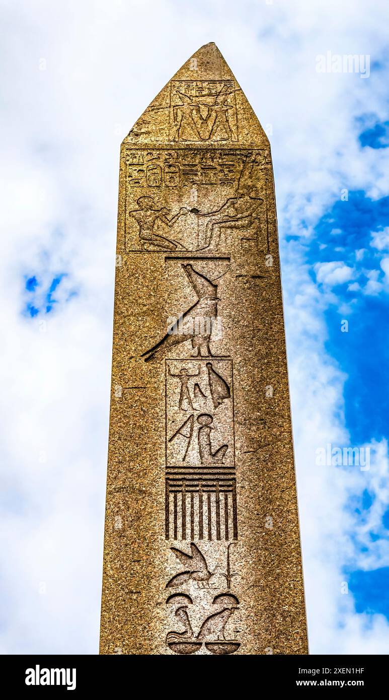 Geroglifici egiziani sull'Obelisco di Teodosio, Istanbul, Turchia. Obelisco originariamente portato dall'Egitto dall'imperatore Teodosio il grande nel 324 d.C. Orig Foto Stock