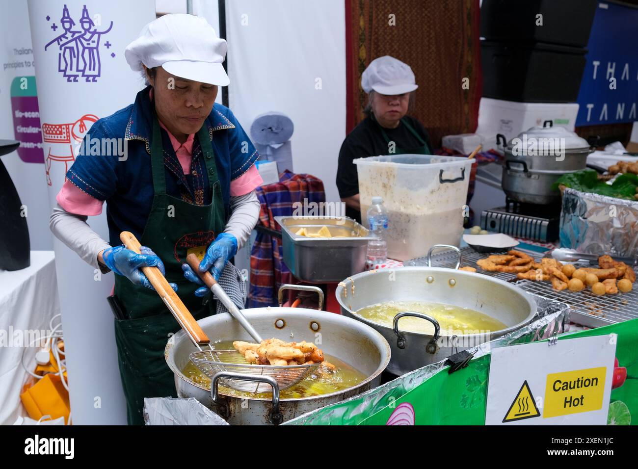 Londra, Regno Unito, 28 giugno 2024. Frittelle cotte in stile thailandese. La vetrina annuale dell'ambasciata reale tailandese presenta artisti culturali, cibo e artigianato durante l'evento di tre giorni al Canopy Market di Kings Cross. Credito: Fotografia dell'undicesima ora/Alamy Live News Foto Stock