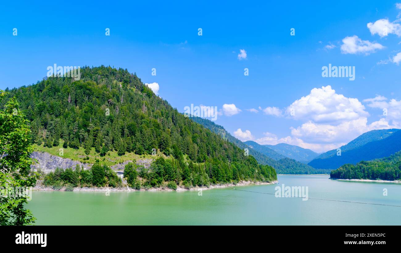 Lago artificiale Sylvenstein vicino a Bad Tolz, sulle montagne del Karwendel. Il fiume Isar è il principale affluente. Germania, alta Baviera. Foto Stock