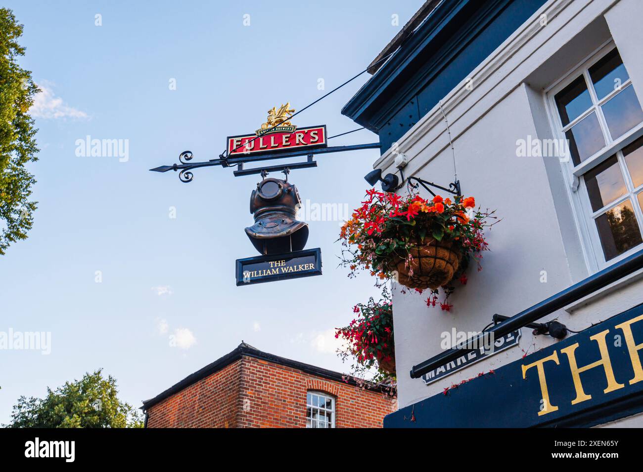 Cartello con il casco da immersione all'esterno del pub Fuller, The William Walker (il subacqueo che ha salvato la cattedrale) a Winchester, Hampshire, Inghilterra, Regno Unito Foto Stock