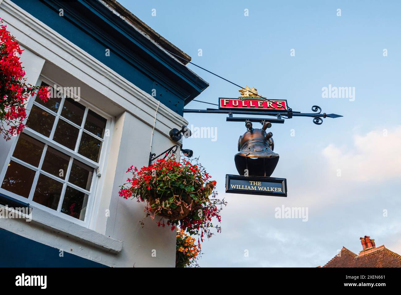 Cartello con il casco da immersione all'esterno del pub Fuller, The William Walker (il subacqueo che ha salvato la cattedrale) a Winchester, Hampshire, Inghilterra, Regno Unito Foto Stock