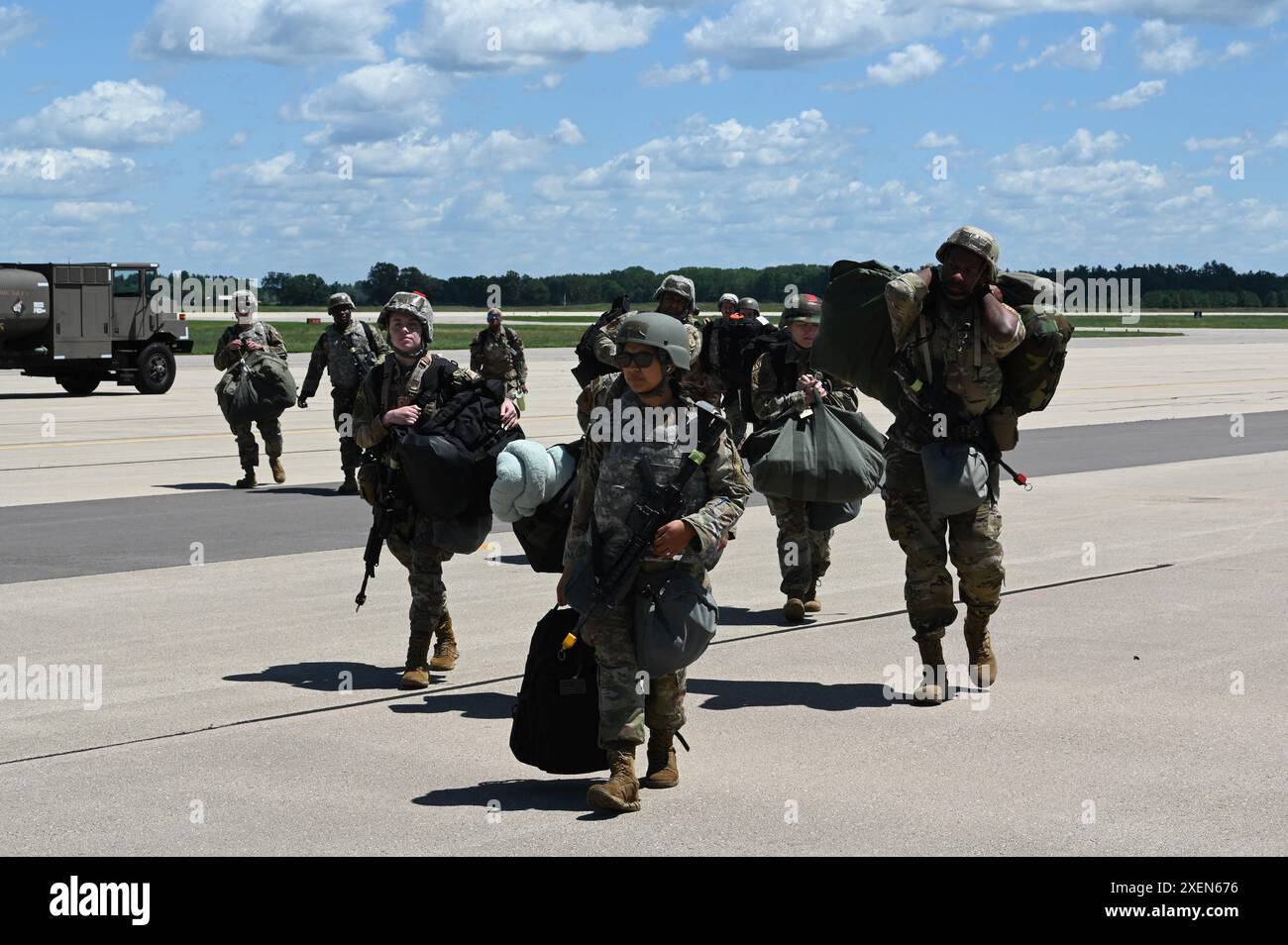 Il 148th Fighter Wing e il 133rd Airlift Wing, Minnesota Air National Guard, hanno collaborato durante un esercizio di preparazione del 133rd Airlift Wing 'Operation Mobility Gryphon' al Volk Field Combat Readiness Training Center, Wis., 26 giugno 2024. Airmen ha testato la capacità di impiegare le operazioni C-130 Hercules 'Hub and Spoke' in un ambiente simulato del Pacific Air Command (PACOM). All'equipaggio del C-130 fu dato un preavviso di un'ora per il lancio, anche se in genere hanno bisogno di un preavviso di due o tre ore per una missione sensibile al tempo. (Foto della U.S. Air National Guard di A1C Addie Peterson) Foto Stock