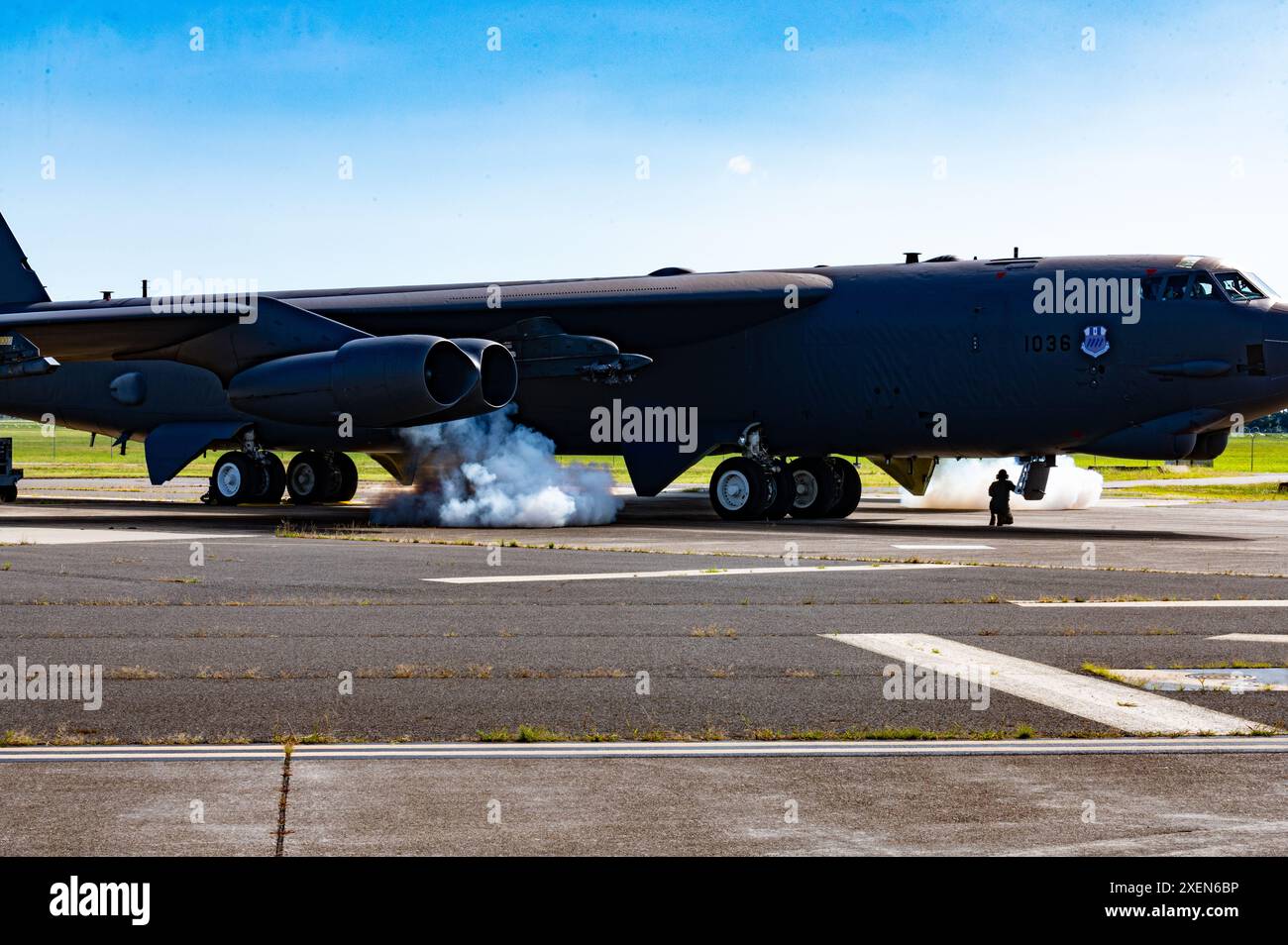 Un B-52H Stratofortress avvia i suoi motori in preparazione per un decollo a intervalli minimi come parte dell'esercitazione Red Devil Thunder presso Barksdale Air Force base, Laos, 27 giugno 2024. La RDT testa il tempo di risposta dell'equipaggio, concentrandosi sull'addestramento alla familiarizzazione con le armi nucleari e sulle procedure di taxi rapido. (Foto U.S. Air Force di Airman 1st Class Aaron Hill) Foto Stock