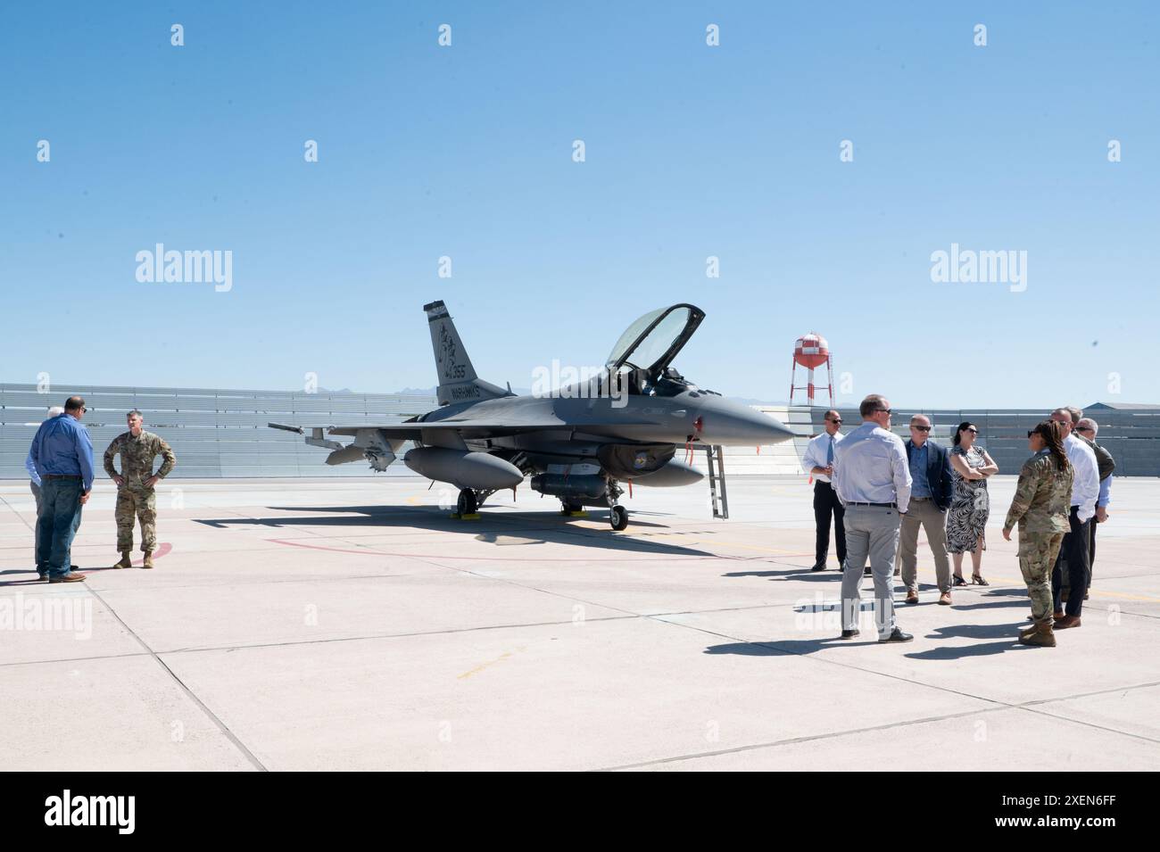 I membri della U.S. Air National Guard e della Tucson Airport Authority si riuniscono per celebrare il completamento della fase Arm/De-Arm pad del programma Airfield Safety Enhancement presso la Morris Air National Guard base, Ariz., 17 giugno 2024. Il programma ASE affronta problemi di geometria di campo aereo di lunga data che aumenteranno la sicurezza del campo e serviranno la regione dell'Arizona meridionale per decenni nel futuro. (Foto della Guardia nazionale aerea degli Stati Uniti di Guadalupe Beltran, Senior Airman) Foto Stock