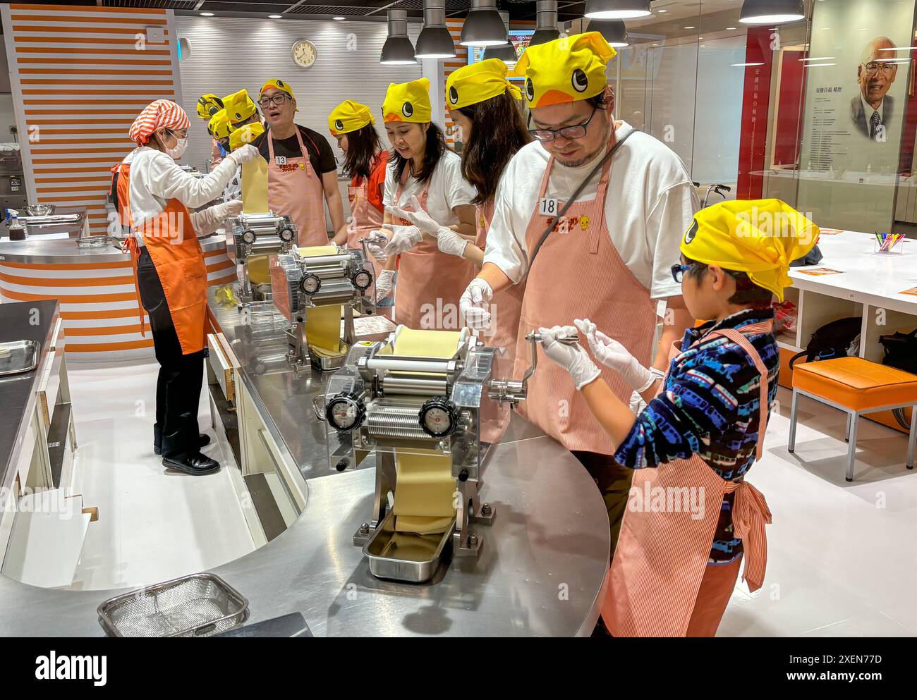 I visitatori hanno visto imparare a conoscere il processo di produzione dei tagliatelle istantanei al CupNoodles Museum. Il museo è dedicato alla storia degli spaghetti istantanei e alla storia di Nissin Foods, fondata da Momofuku Ando, l'inventore degli spaghetti istantanei e dei CupNoodles. Il museo ha due sedi, una a Osaka e l'altra a Yokohama, in Giappone. Foto Stock