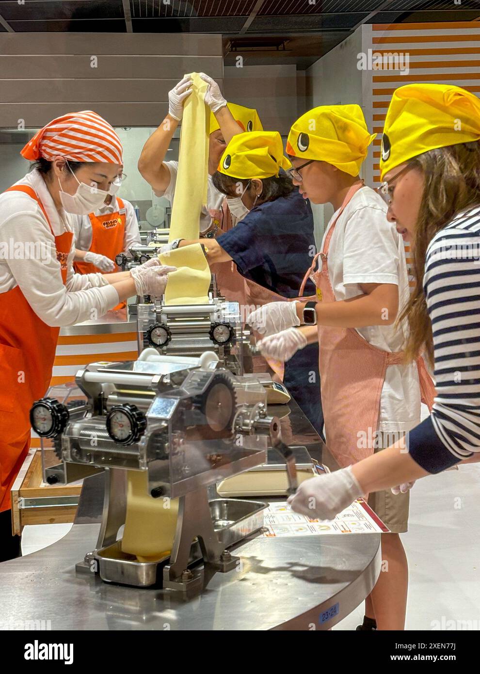 I visitatori hanno visto arrotolare l'impasto dei noodles durante il processo di produzione dei noodles istantanei al CupNoodles Museum. Il museo è dedicato alla storia degli spaghetti istantanei e alla storia di Nissin Foods, fondata da Momofuku Ando, l'inventore degli spaghetti istantanei e dei CupNoodles. Il museo ha due sedi, una a Osaka e l'altra a Yokohama, in Giappone. Foto Stock