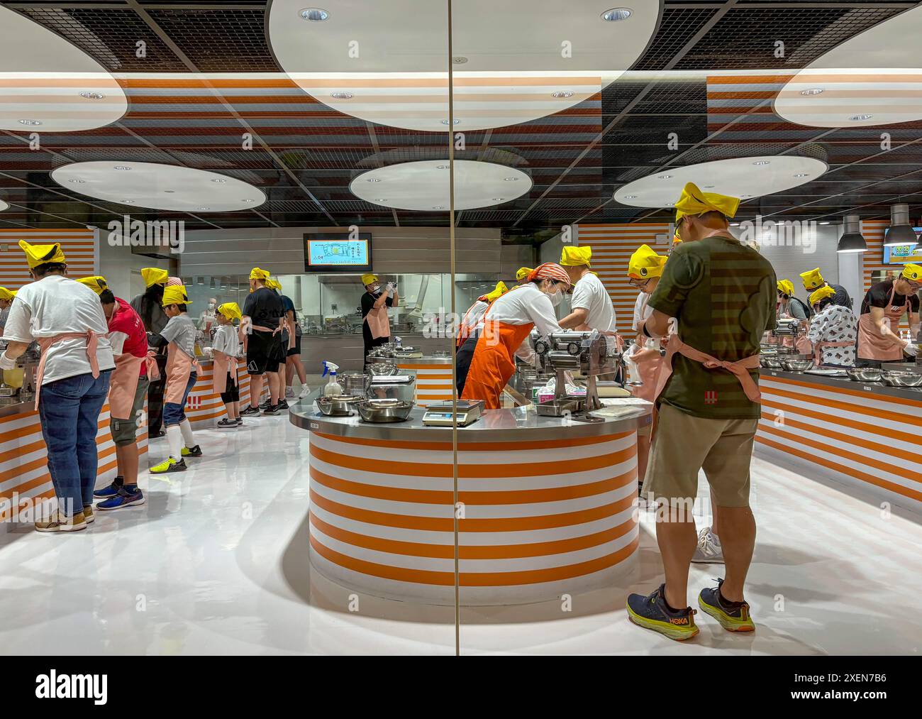 I visitatori hanno visto imparare a conoscere il processo di produzione dei tagliatelle istantanei al CupNoodles Museum. Il museo è dedicato alla storia degli spaghetti istantanei e alla storia di Nissin Foods, fondata da Momofuku Ando, l'inventore degli spaghetti istantanei e dei CupNoodles. Il museo ha due sedi, una a Osaka e l'altra a Yokohama, in Giappone. Foto Stock