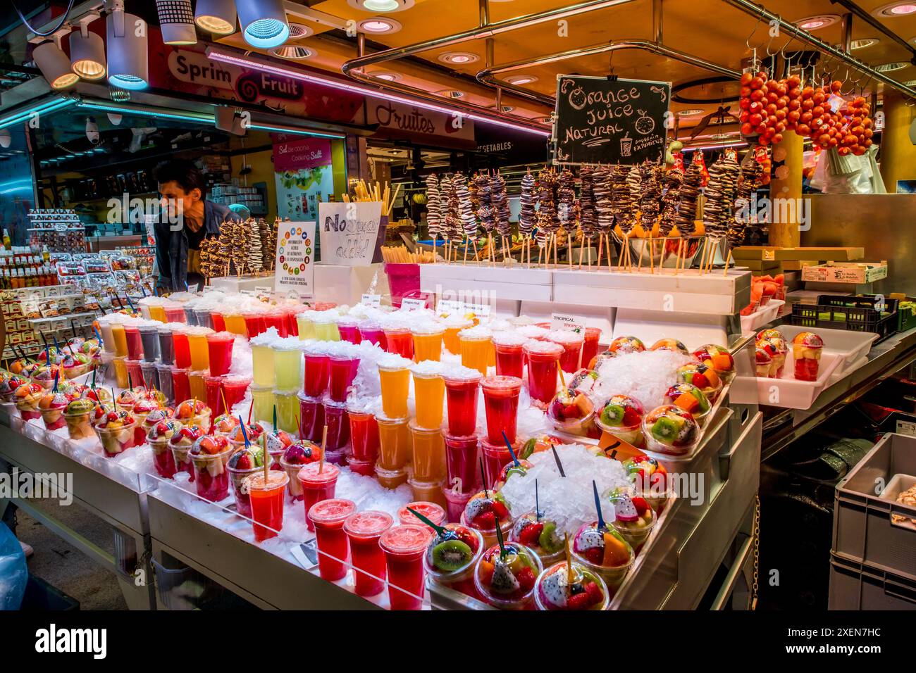 Il succo fresco al Mercat de Sant Josep de la Boqueria è il mercato pubblico più famoso di Barcellona, barcellona, spagna. Foto Stock