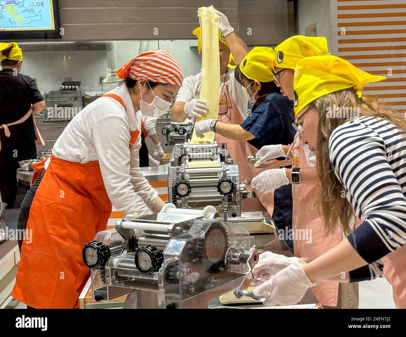 I visitatori hanno visto arrotolare l'impasto dei noodles durante il processo di produzione dei noodles istantanei al CupNoodles Museum. Il museo è dedicato alla storia degli spaghetti istantanei e alla storia di Nissin Foods, fondata da Momofuku Ando, l'inventore degli spaghetti istantanei e dei CupNoodles. Il museo ha due sedi, una a Osaka e l'altra a Yokohama, in Giappone. (Foto di Pongmanat Tasiri/SOPA Images/Sipa USA) credito: SIPA USA/Alamy Live News Foto Stock