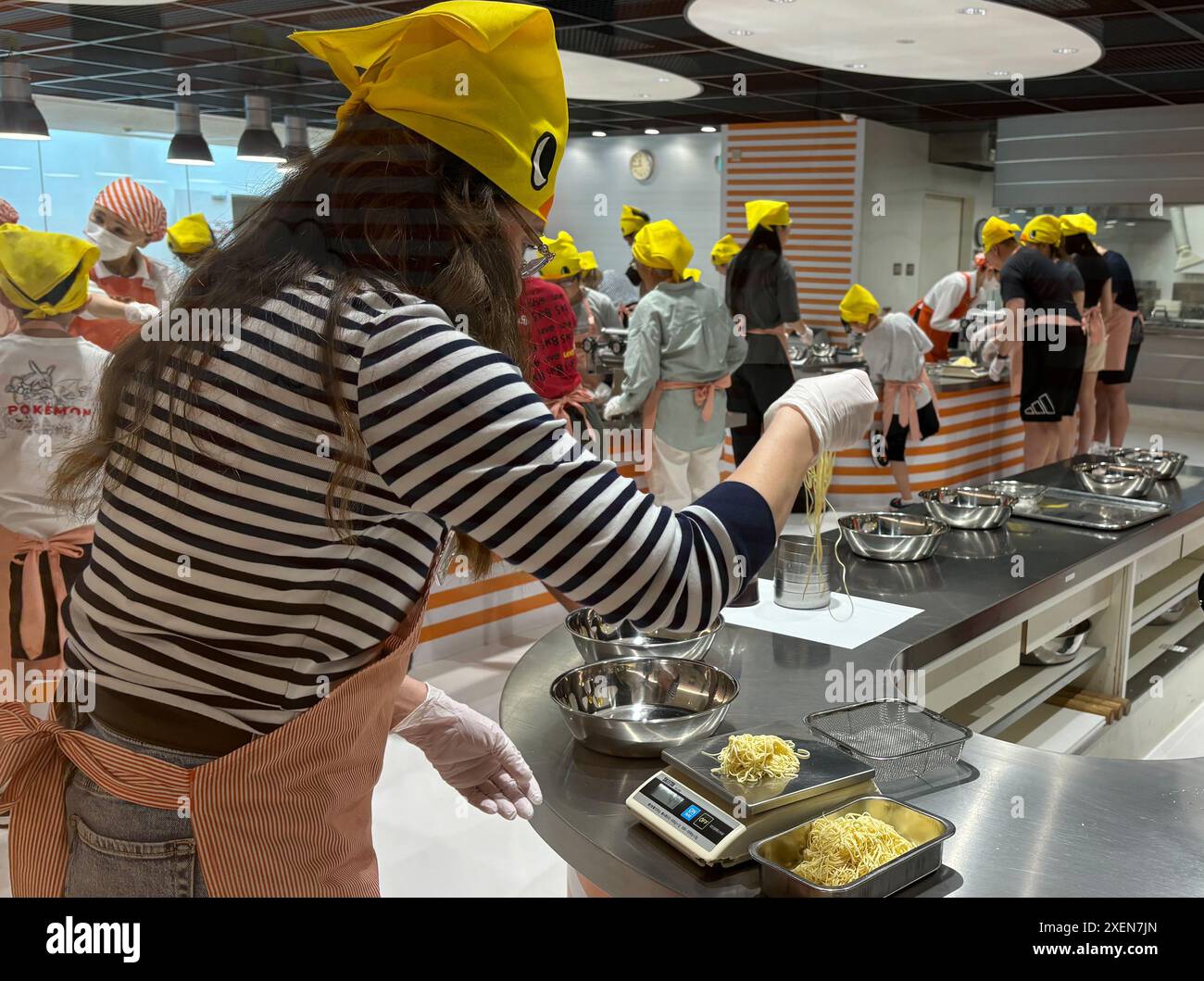 Un visitatore ha visto pesare i tagliatelle durante il processo di produzione dei tagliatelle istantanei al CupNoodles Museum. Il museo è dedicato alla storia degli spaghetti istantanei e alla storia di Nissin Foods, fondata da Momofuku Ando, l'inventore degli spaghetti istantanei e dei CupNoodles. Il museo ha due sedi, una a Osaka e l'altra a Yokohama, in Giappone. (Foto di Pongmanat Tasiri/SOPA Images/Sipa USA) credito: SIPA USA/Alamy Live News Foto Stock