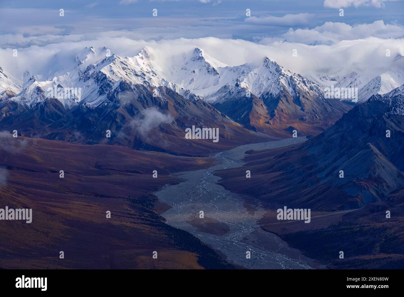 Viste aeree delle pendici colorate autunnali e delle maestose montagne innevate del Parco Nazionale di Kluane, scattate durante la transizione tra l'autunno e... Foto Stock