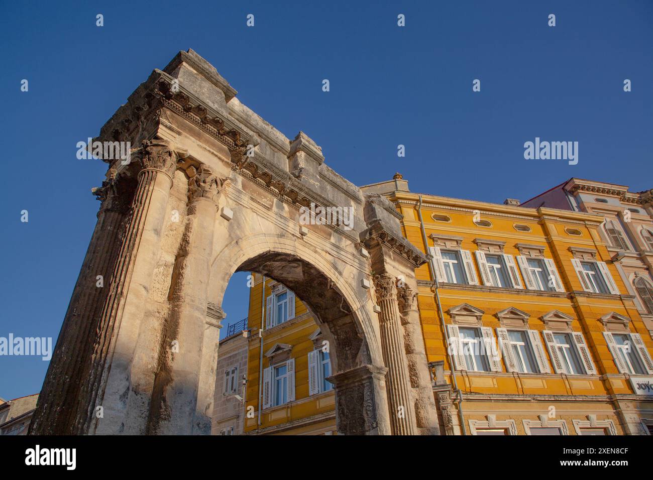 Arco di Sergii, 27 a.C., Piazza Portarata, città vecchia con un cielo blu; Pola, Croazia Foto Stock