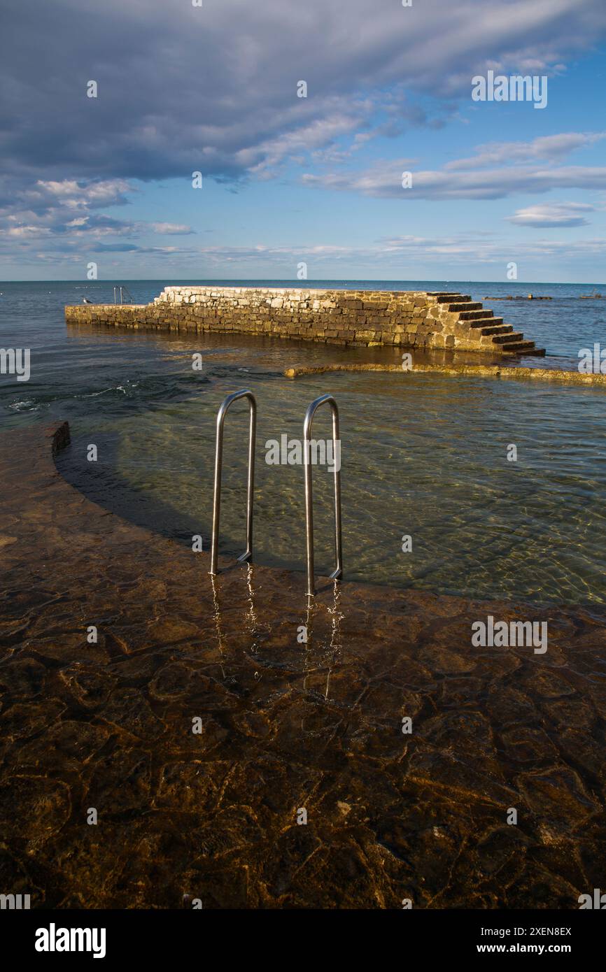 Zona balneare sul lungomare della città vecchia di Cittanova, Croazia; Cittanova, regione Istria, Croazia Foto Stock