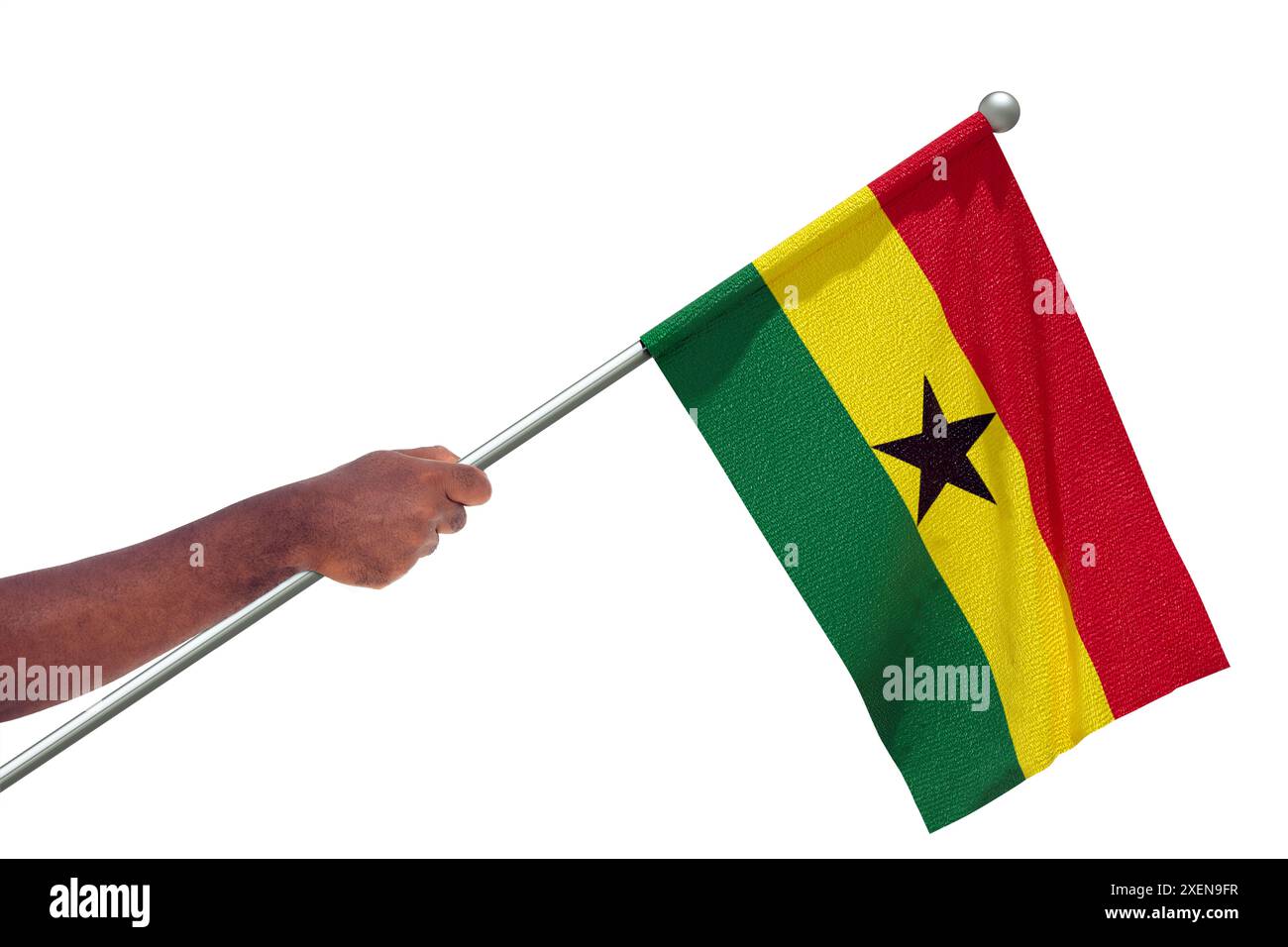 Mano nera africana tesa che tiene la bandiera nazionale ghanese isolata su sfondo bianco, protesta, sventolamento, pugno, libertà Foto Stock