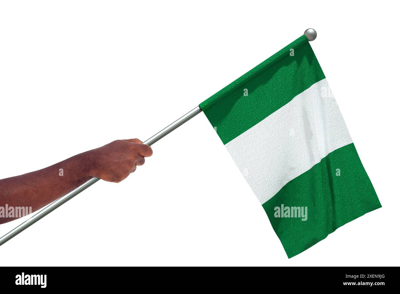 Mano nera africana tesa che tiene la bandiera nazionale nigeriana isolata su sfondo bianco, protesta, sventolamento, pugno, libertà Foto Stock