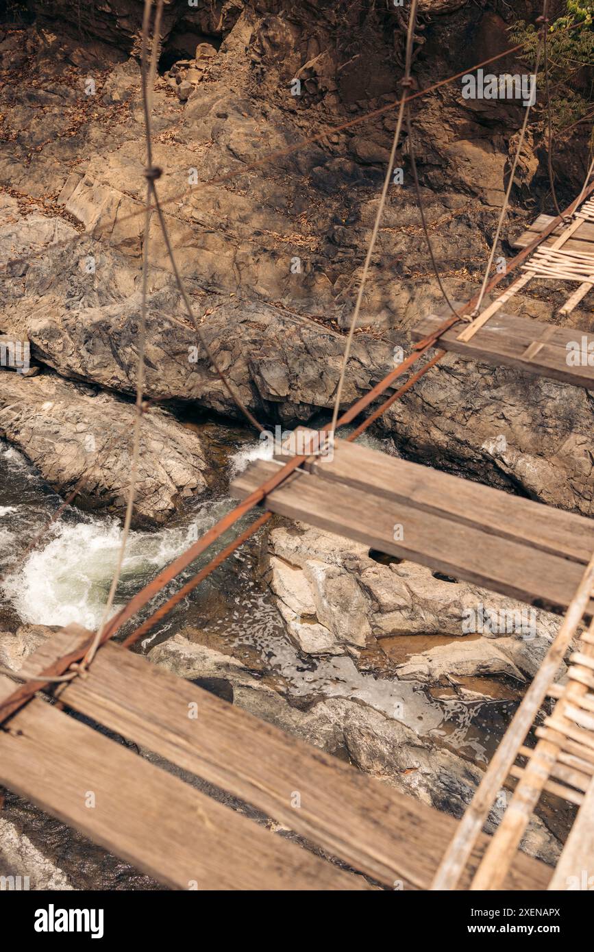 Ponte sospeso e cascata sottostante sull'isola di Don Khon, Laos; Don Khon, provincia di Champasak, Laos Foto Stock