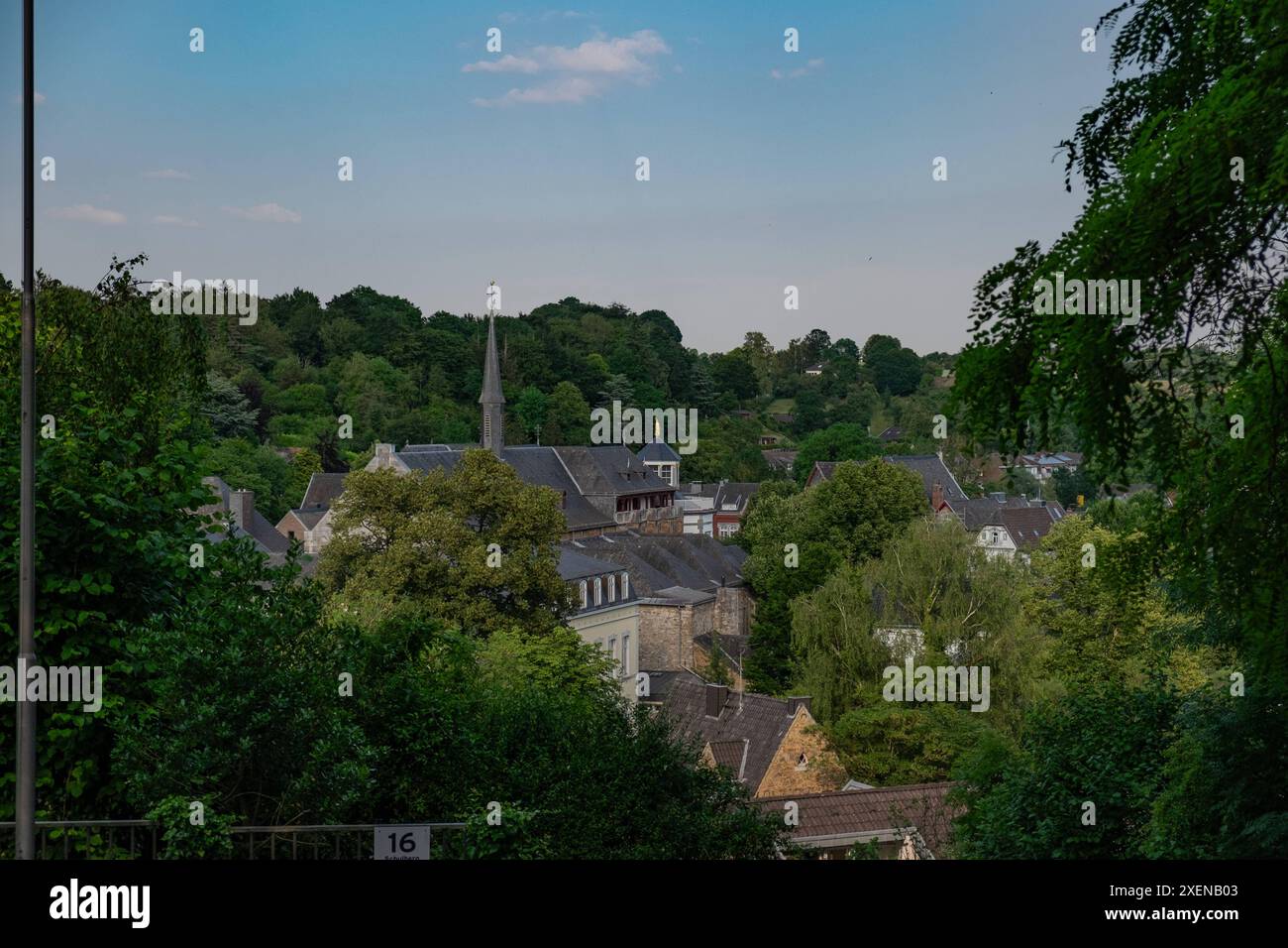 Mitten in bewaldetem Gebiet. Skyline des Aachener Vorts Kornelimuenster AM 26. Juni 2024. GERMANIA - AQUISGRANA - SKYLINE Foto Stock