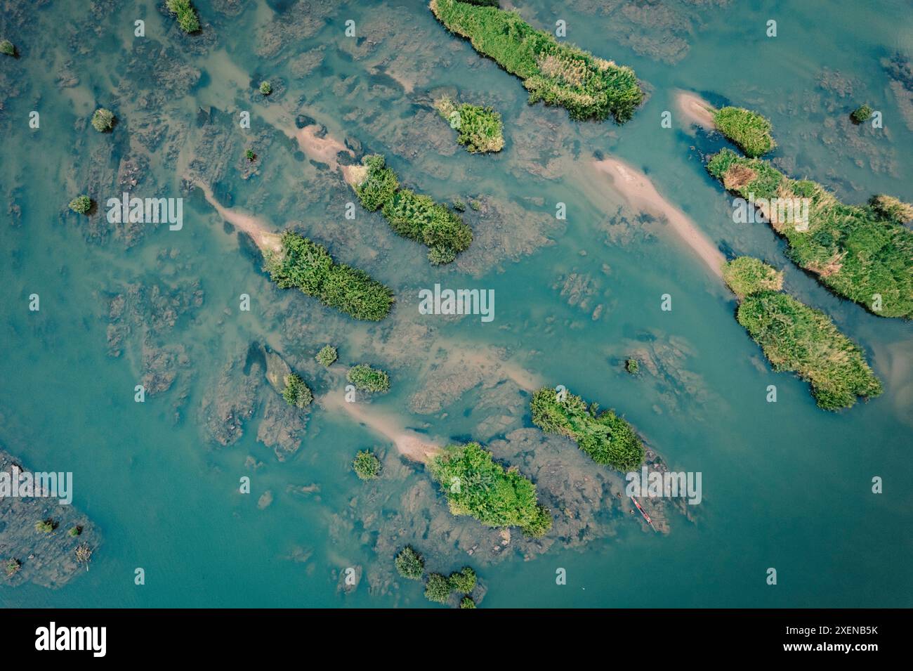 Vista aerea di alcune piccole isole con vegetazione verde in acqua color acquamarina nell'area delle quattromila isole (si pH... Foto Stock