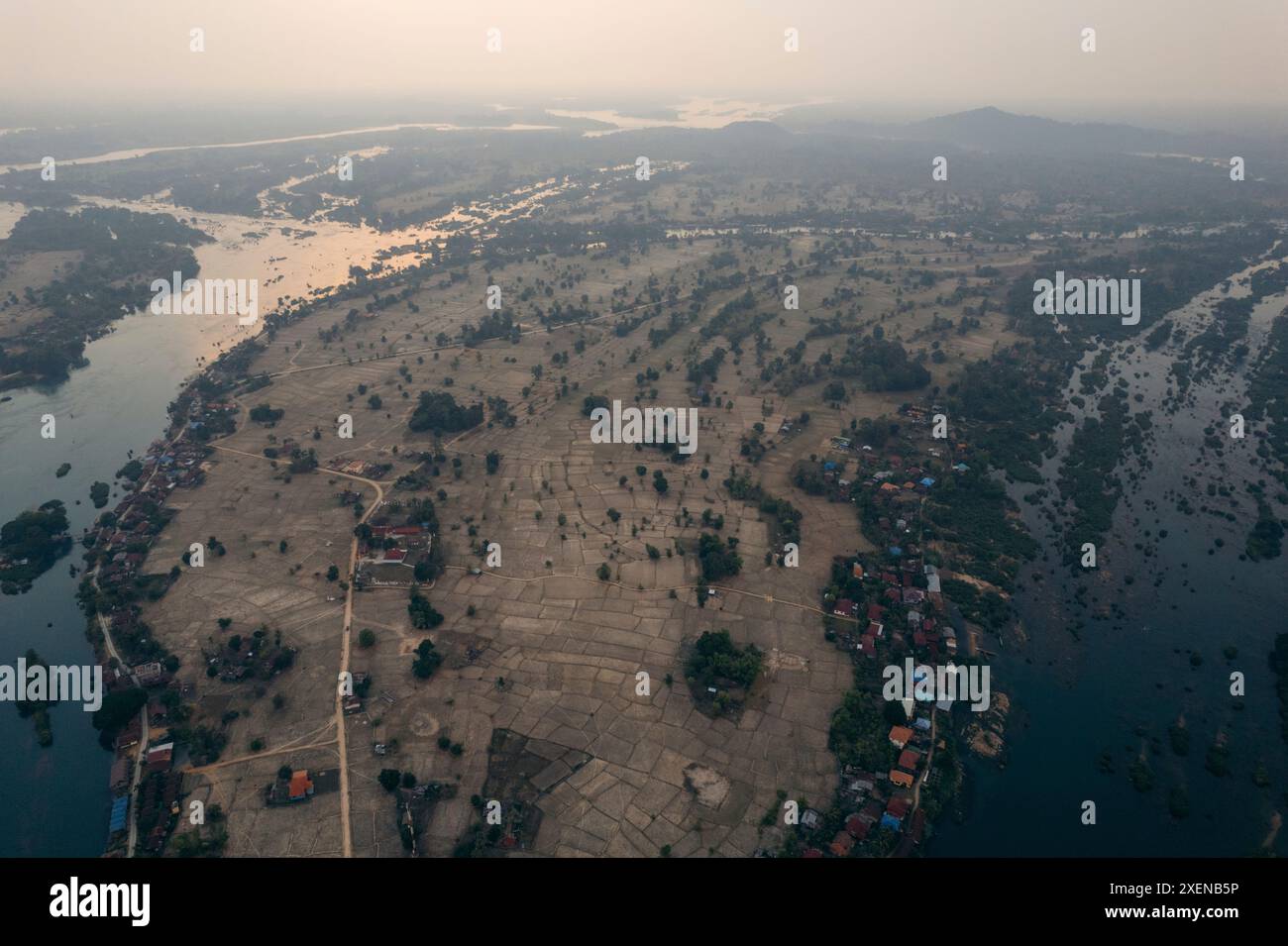Vista aerea del paesaggio e dell'acqua di Ban Don Khon in Laos, parte dell'area delle '4000 isole'; Don Khon, provincia di Champasak, Laos Foto Stock