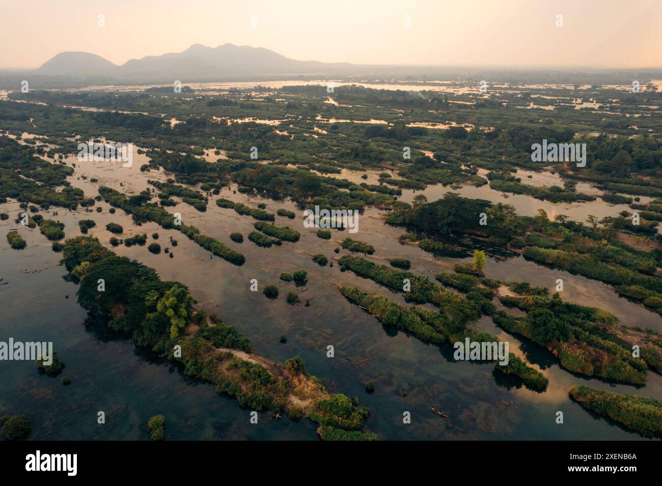 Piccole isole con vegetazione verde in acque limpide al crepuscolo nella zona di quattromila isole (si Phan Don) nel Laos meridionale Foto Stock