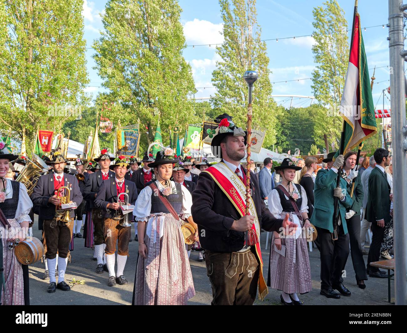 DAS Schützenfest 2024 ist eröffnet Traditionsmäßig startete das Schützenfest Hannover mit dem Anstich des ersten Bierfaßes durch den Oberbürgermeister Belit Onay *** il Schützenfest 2024 è aperto il Schützenfest Hannover è partito con un inizio tradizionale con la spillatura del primo barile di birra da parte del sindaco Belit Onay copyright: xBerndxGüntherx Foto Stock