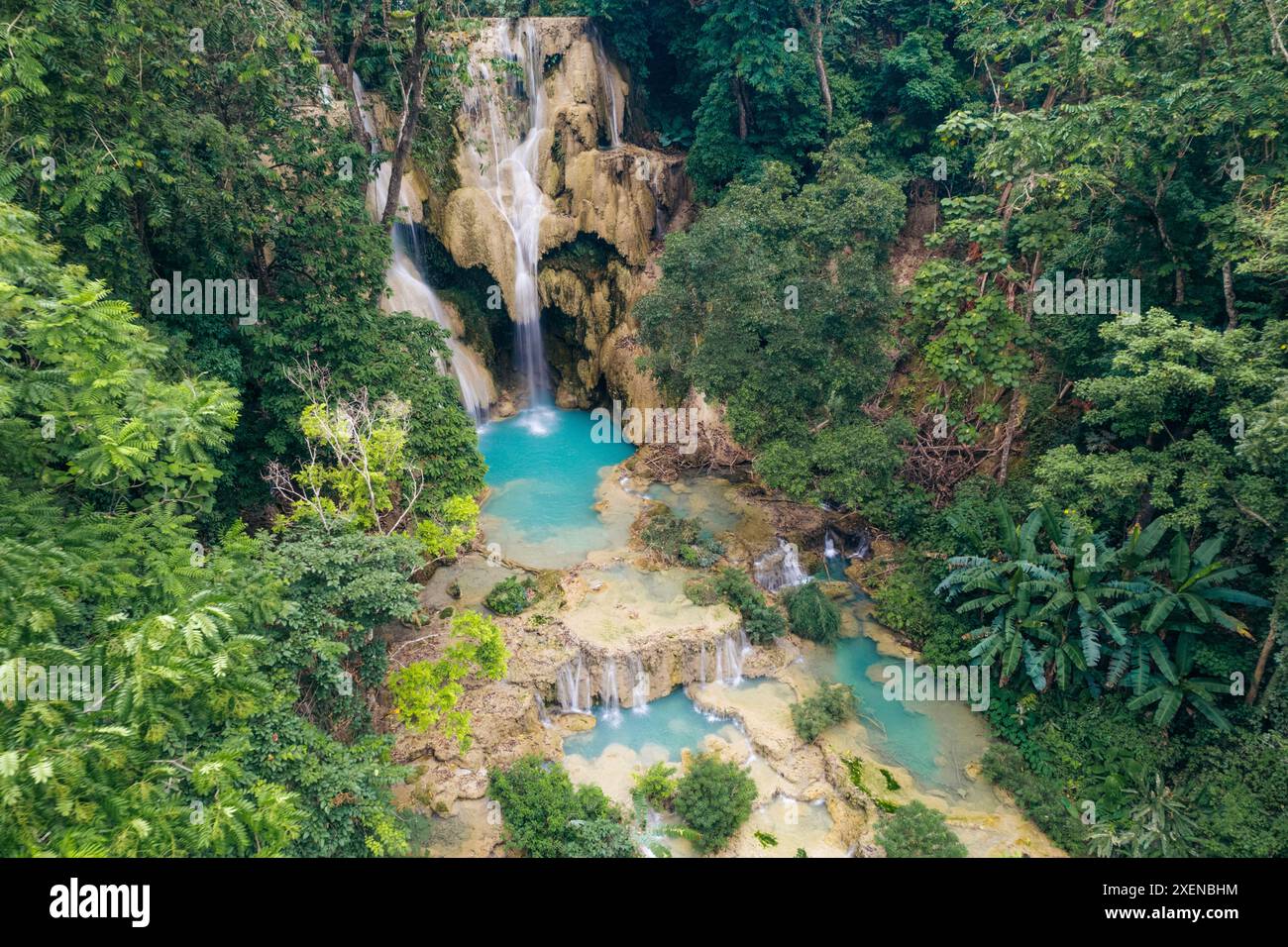 Bellezza tropicale con cascate e vegetazione lussureggiante alla cascata di Kuang si in Laos; provincia di Luang Prabang, Laos Foto Stock