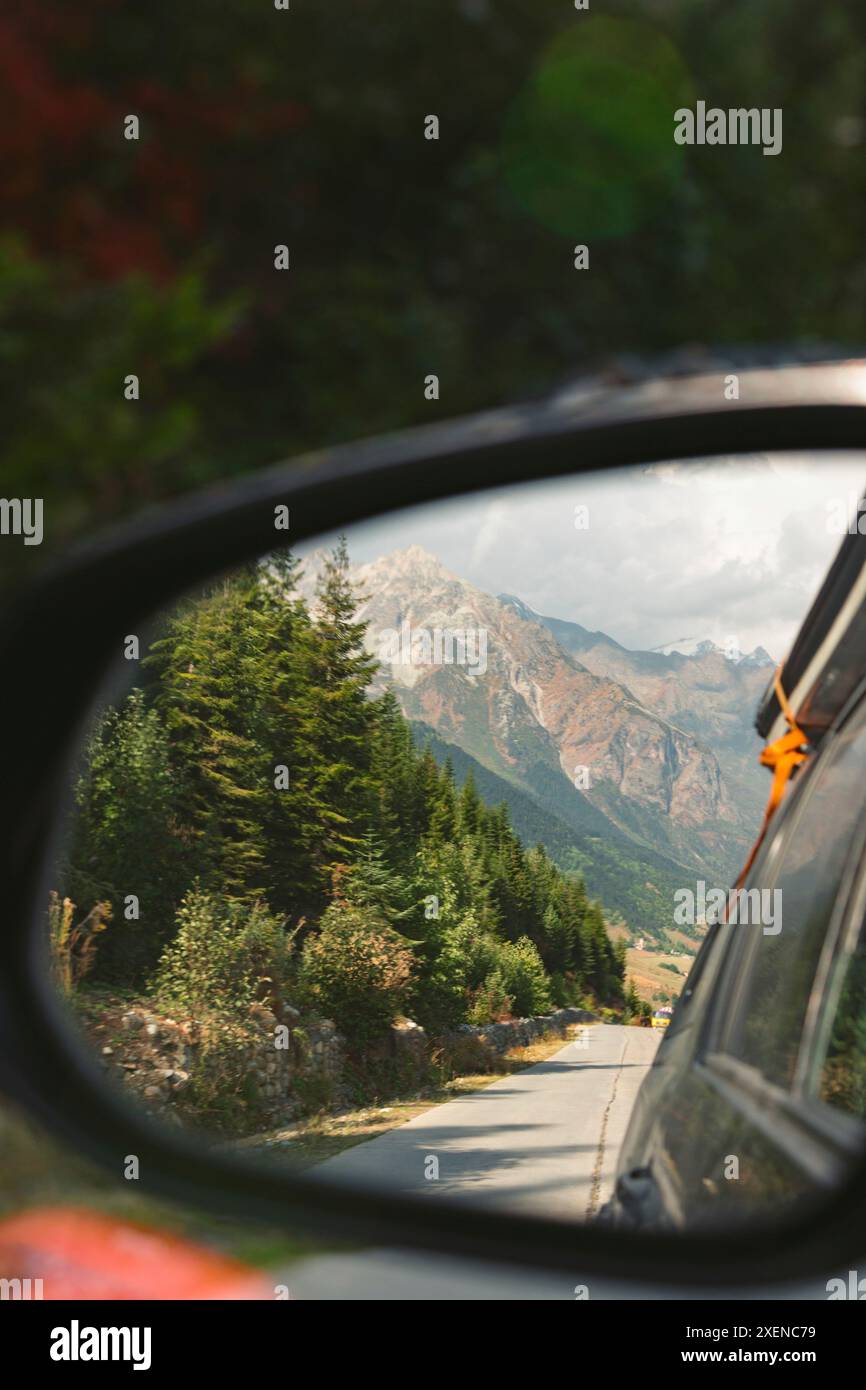 Montagne e foreste viste in uno specchio retrovisore del veicolo, vicino a Mestia, Georgia; Georgia Foto Stock
