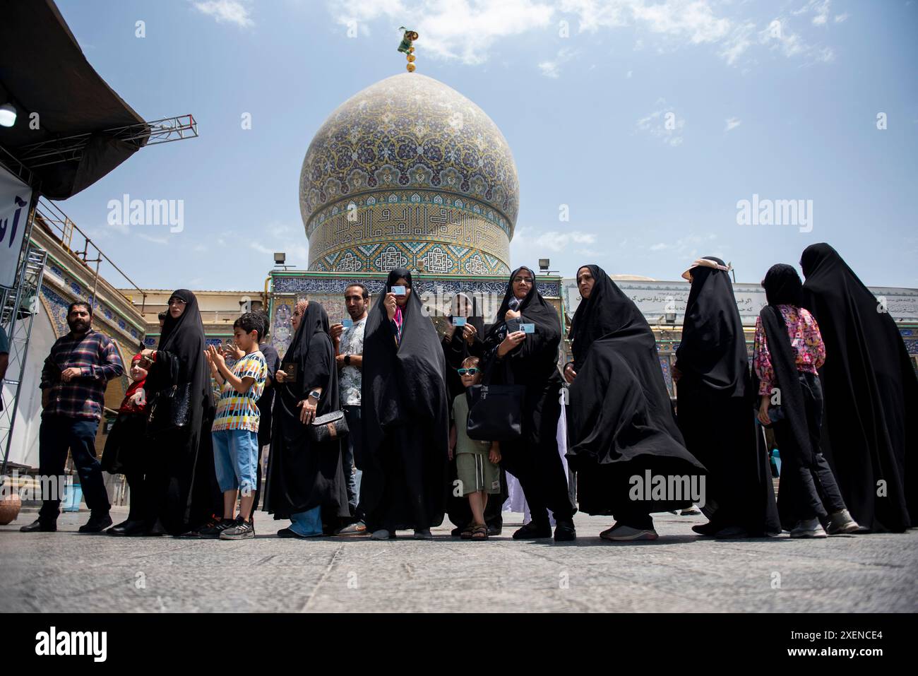 Teheran, Iran. 28 giugno 2024. Il popolo iraniano si schiera per votare per le elezioni presidenziali in un seggio elettorale presso il santuario Shah Abdol-Azim, a sud-est di Teheran, Iran, venerdì 28 giugno, 2024. gli iraniani hanno votato venerdì in una rapida elezione per sostituire il defunto presidente Ebrahim Raisi. (Foto di Sobhan Farajvan/Pacific Press) credito: Pacific Press Media Production Corp./Alamy Live News Foto Stock