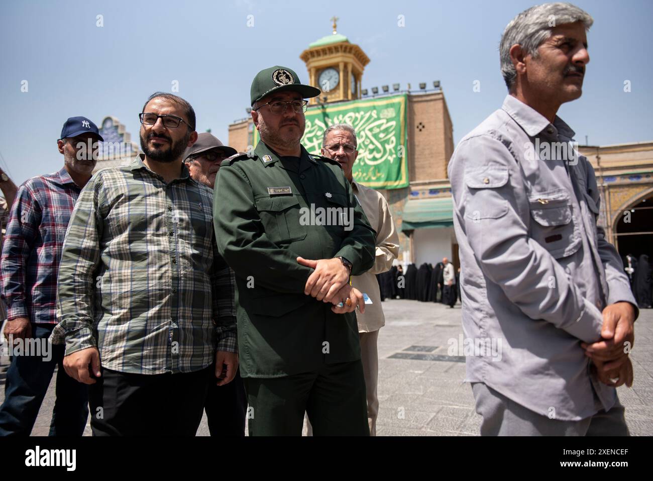 Teheran, Iran. 28 giugno 2024. Un membro del corpo della Guardia della Rivoluzione iraniana si schiera per votare per le elezioni presidenziali in un seggio elettorale presso il santuario Shah Abdol-Azim nel sud-est di Teheran, Iran, venerdì 28 giugno 2024. Gli iraniani hanno votato venerdì in una rapida elezione per sostituire il defunto presidente Ebrahim Raisi. (Foto di Sobhan Farajvan/Pacific Press) credito: Pacific Press Media Production Corp./Alamy Live News Foto Stock