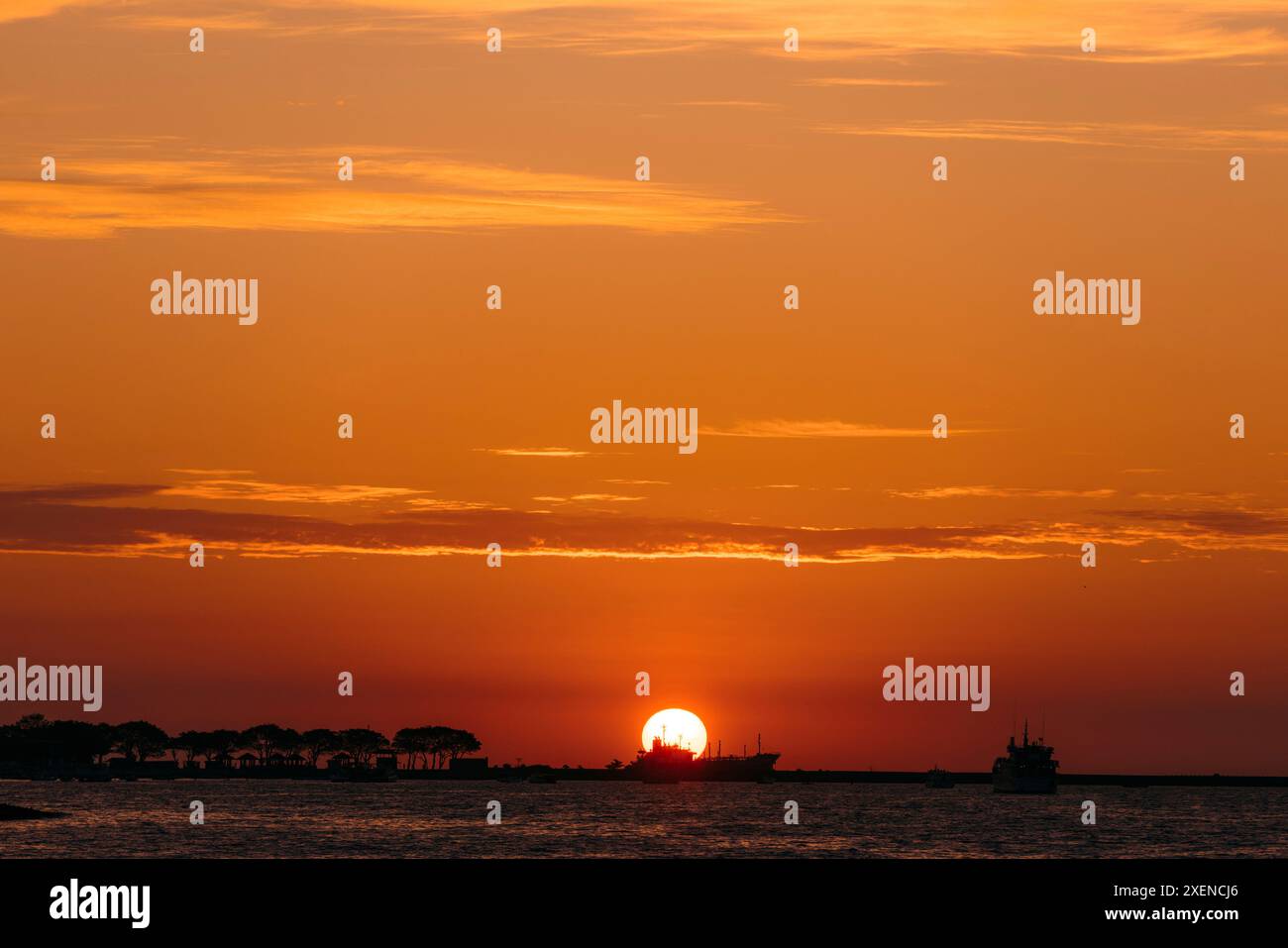 Passaggio marittimo dello stretto di Makassar al tramonto a Sulawesi, Indonesia; Makassar, Sulawesi meridionale, Indonesia Foto Stock
