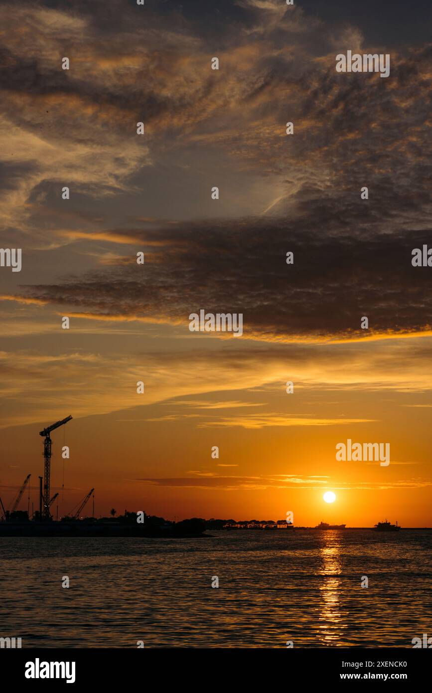 Passaggio marittimo dello stretto di Makassar al tramonto a Sulawesi, Indonesia; Makassar, Sulawesi meridionale, Indonesia Foto Stock