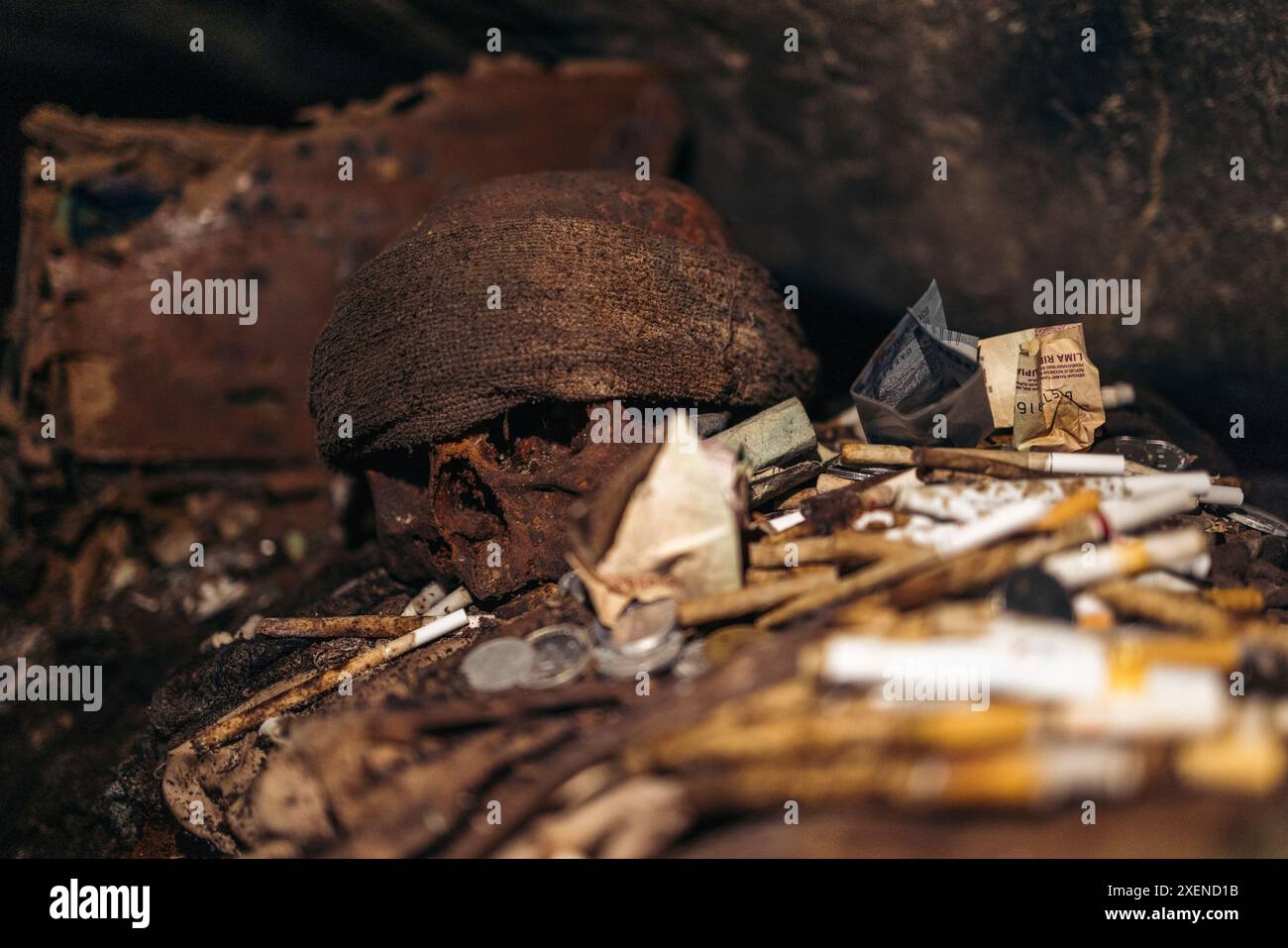 Cranio nel cimitero antico di Londa a Sulawesi Selatan, Indonesia; Kecamatan Kesu, Kabupaten Toraja Utara, Sulawesi Selatan, Indonesia Foto Stock