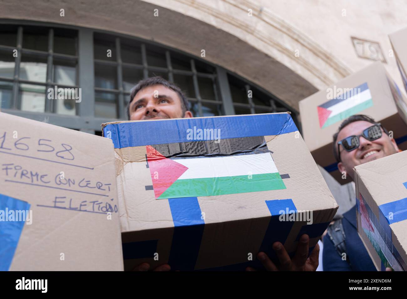 Roma, Italia. 28 giugno 2024. L'ex parlamentare del movimento CinqueStelle Alessandro di Battista porta al Senato una delle caselle contenenti le firme raccolte per la legge sul riconoscimento dello Stato di Palestina (foto di Matteo Nardone/Pacific Press/Sipa USA) Credit: SIPA USA/Alamy Live News Foto Stock