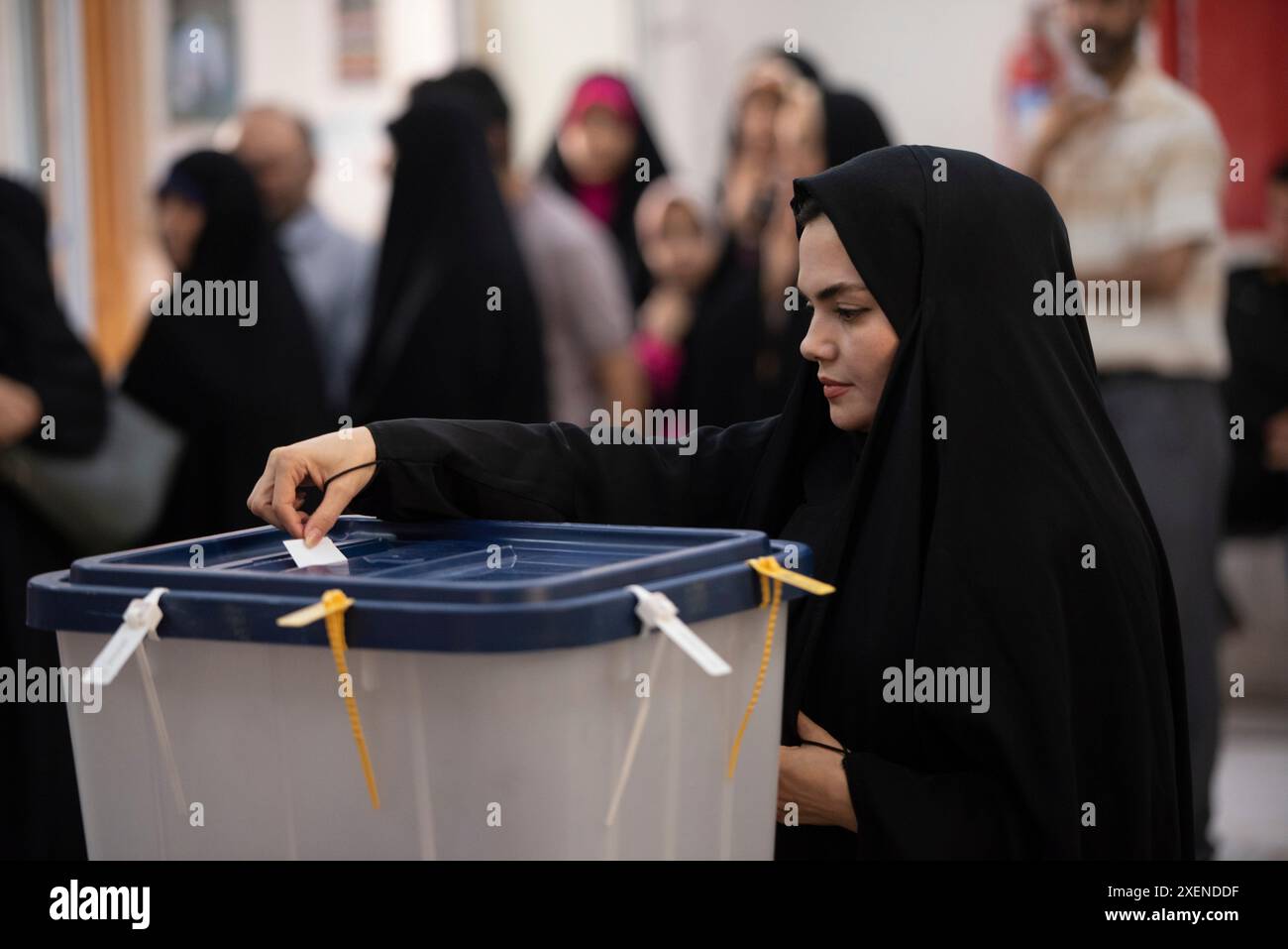 Teheran, Teheran, Iran. 28 giugno 2024. Durante le elezioni presidenziali iraniane, una donna lancia il suo voto in un seggio elettorale presso il santuario Shah Abdol-Azim, a sud-est di Teheran, Iran, venerdì 28 giugno, 2024. gli iraniani hanno votato venerdì in una rapida elezione per sostituire il defunto presidente Ebrahim Raisi. (Credit Image: © Sobhan Farajvan/Pacific Press via ZUMA Press Wire) SOLO PER USO EDITORIALE! Non per USO commerciale! Foto Stock