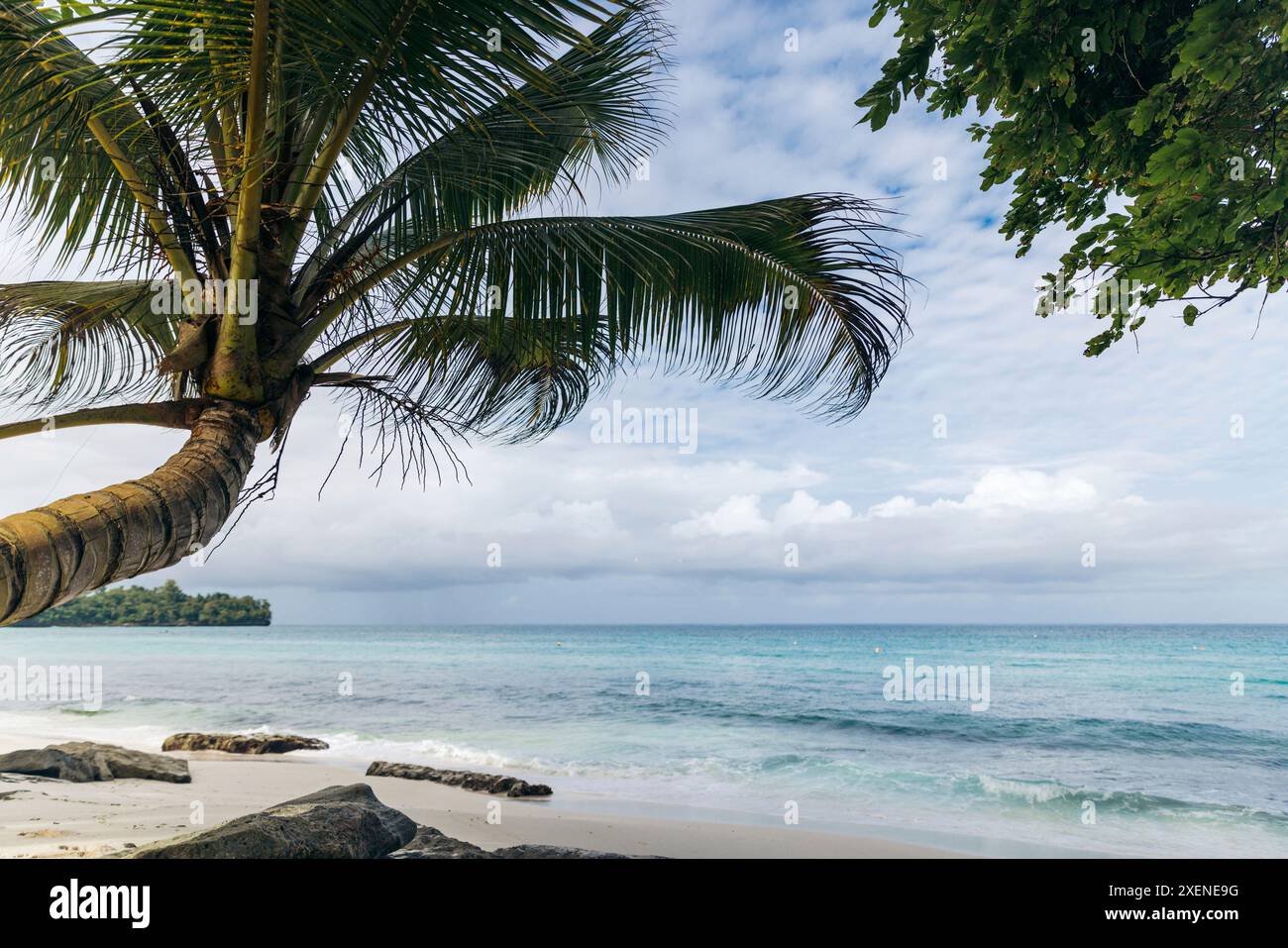 Bellissima spiaggia chiamata Pantai Kelapa Lima (5 noci di cocco) lungo la costa di Sulawesi centrale, Indonesia Foto Stock