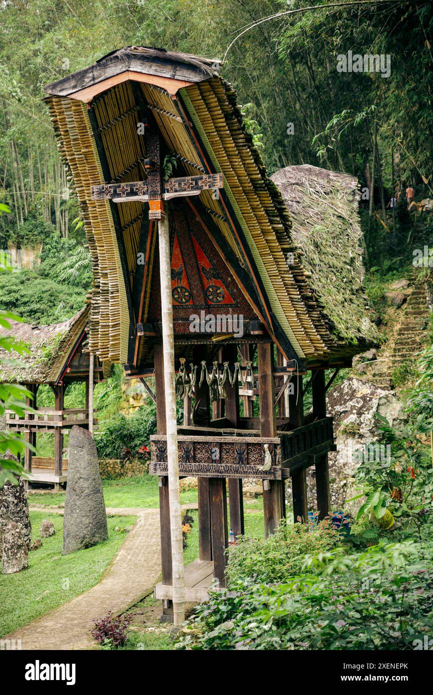 Struttura culturale e menhir (antichi monoliti) a Objek Wisata Kalimbuang Bori, Toraja settentrionale, Sulawesi, Indonesia Foto Stock