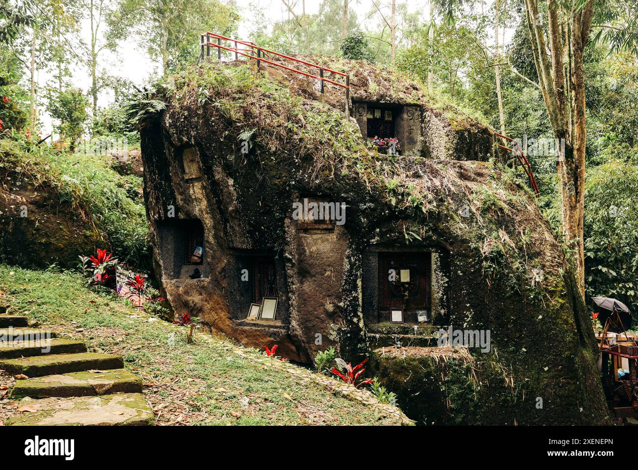Collina scavata per un sito culturale a Objek Wisata Kalimbuang Bori, un'attrazione turistica in Indonesia Foto Stock