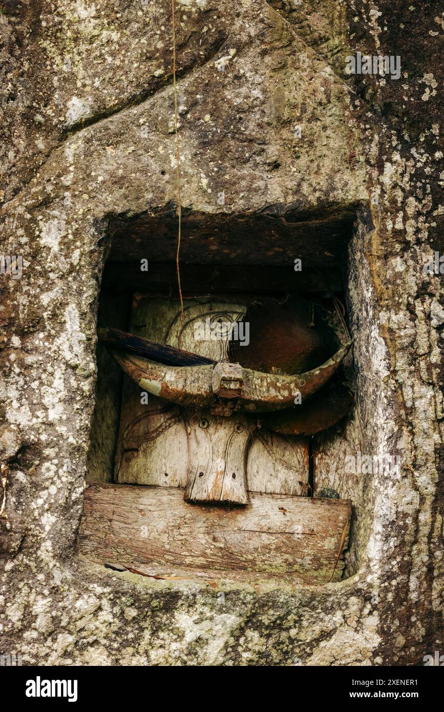 Antichi manufatti in una nicchia di pietra a Objek Wisata Kalimbuang Bori, un'attrazione turistica a North Toraja, Sulawesi, Indonesia Foto Stock