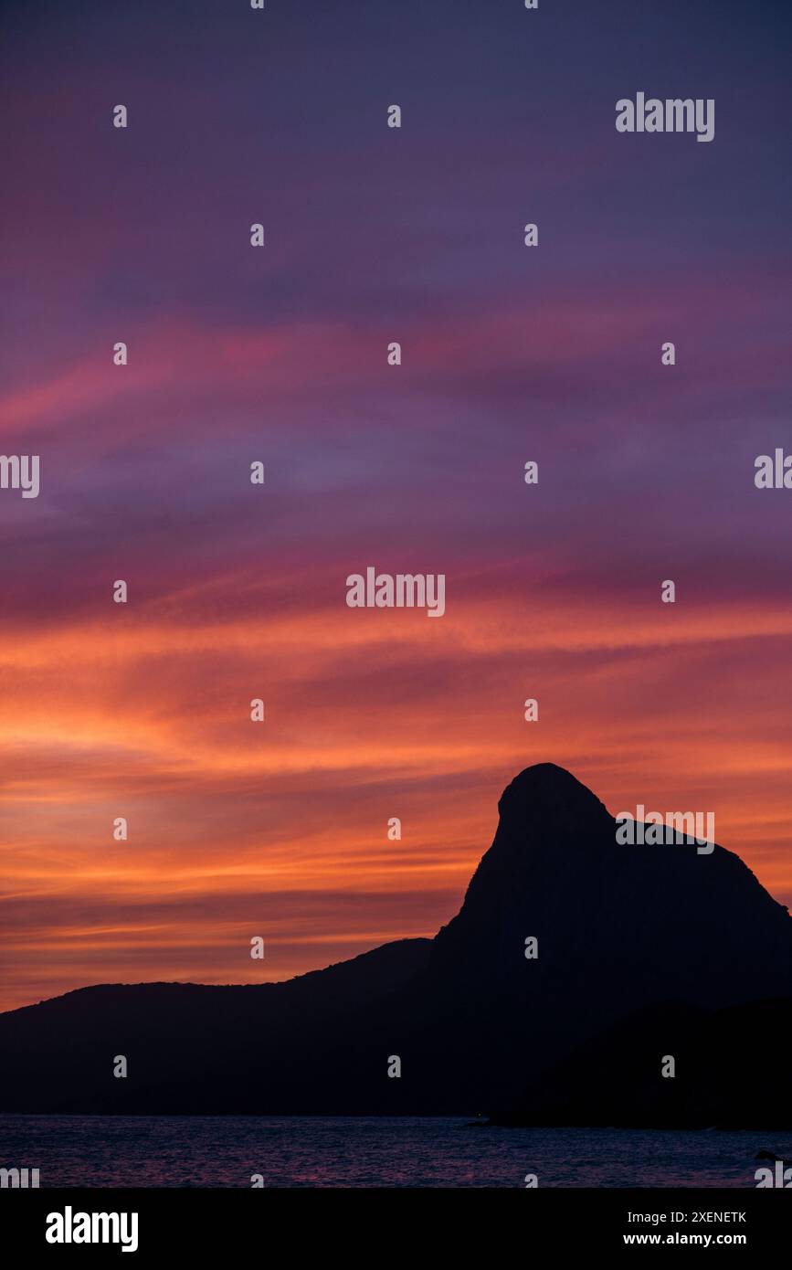 Splendido cielo luminoso con un paesaggio sagomato e nuvole che strisciano il cielo; Bai Nhat, con Dao, Vietnam Foto Stock