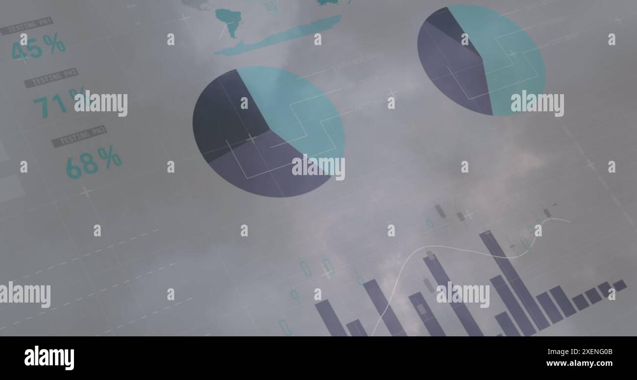 Immagine dell'elaborazione di dati statistici contro il temporale nel cielo grigio Foto Stock