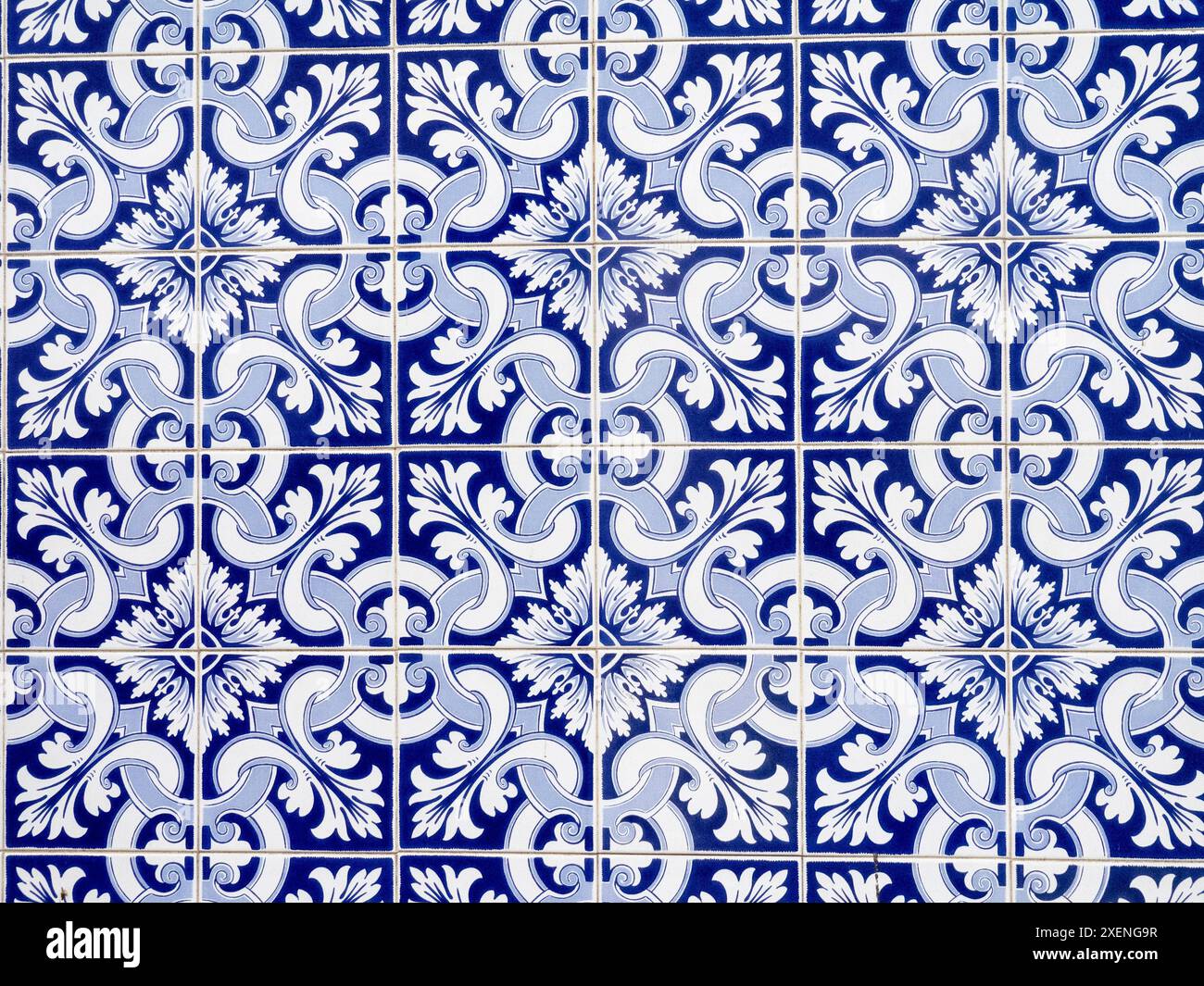 Portogallo, Aveiro. Colorate piastrelle azulejo sulla parete esterna della casa. Foto Stock