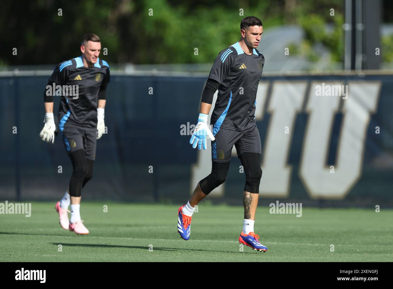 I portieri argentini Emiliano Martinez (R) e Franco Armani fanno gare in una sessione di allenamento in vista della partita contro il Perù per la Copa America USA 2024, gruppo A, alla Florida International University (FIU), il 28 giugno 2024. Foto Stock