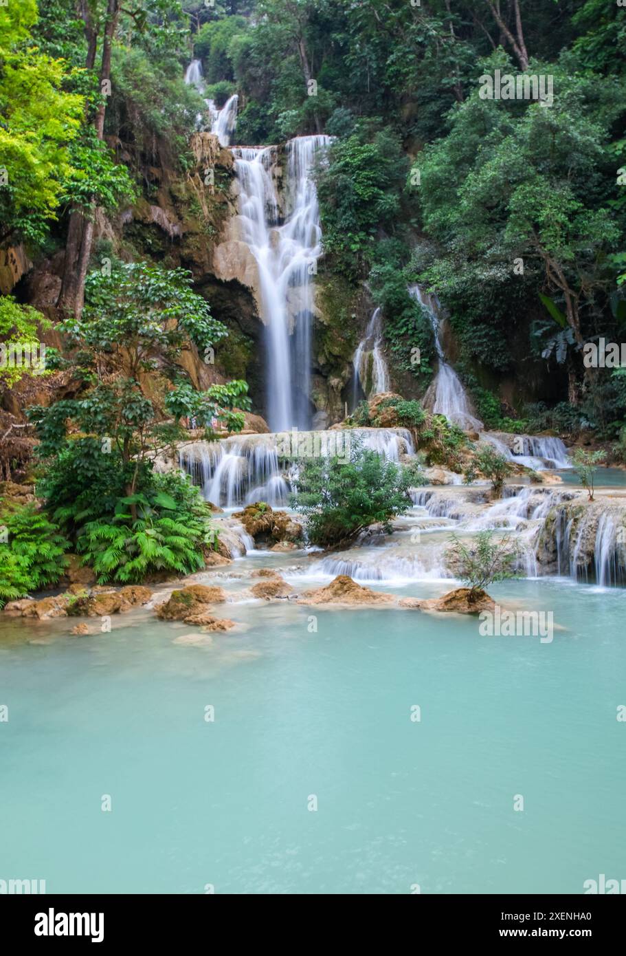 Cascata di Kuang si vicino a Luang Prabang Laos. Questa splendida cascata è un luogo popolare per rinfrescarsi nel caldo paese del Laos. Foto Stock