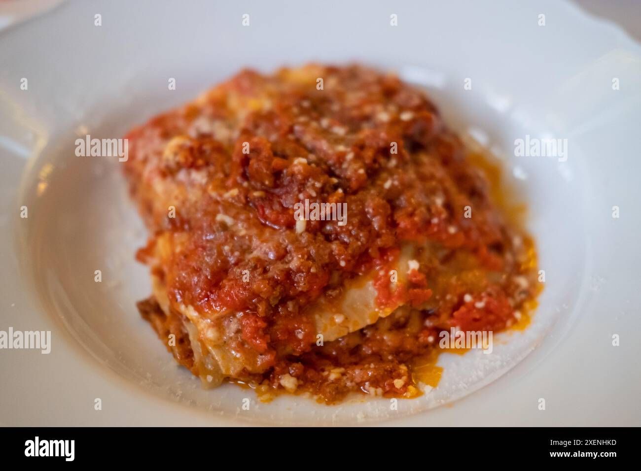 Lasagne servite su piatto. Si tratta di un piatto italiano a strati impilati di pasta a foglio piatto larga alternati a ripieni Foto Stock