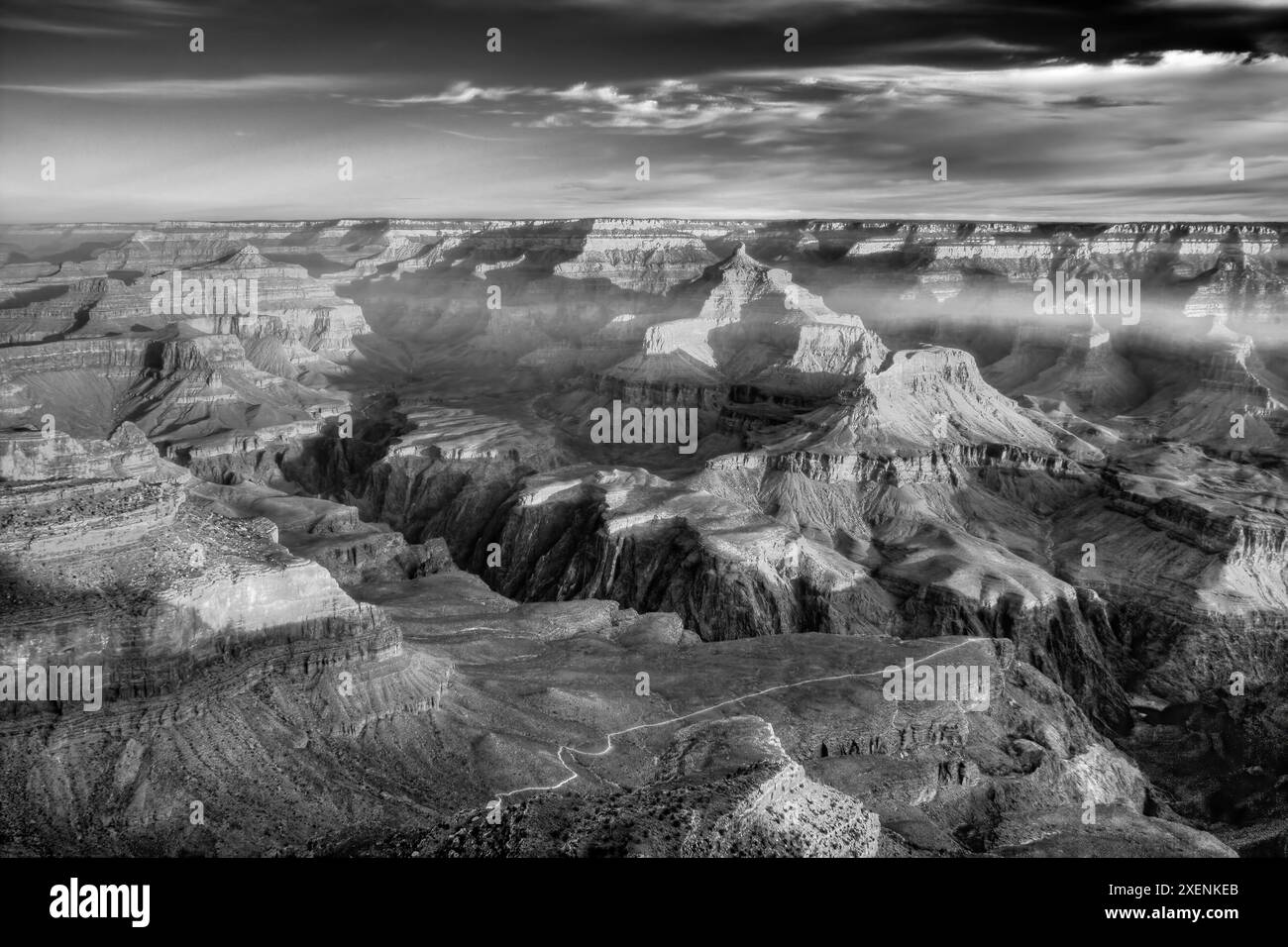 Arizona, Grand Canyon National Park, South Rim. Alba al punto Yavapai con vista del sentiero Plateau Point Foto Stock