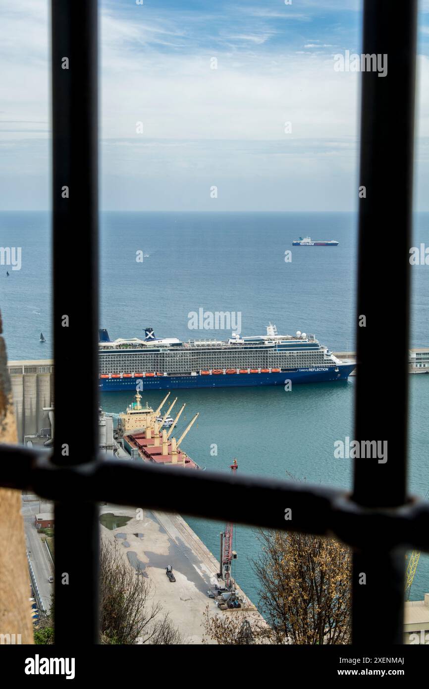 Viste delle navi da crociera nel porto di Barcellona dal castello di Montjuic, vecchia fortezza militare sul monte Montjuic, che si affaccia sulla città, barcellona, spagna. Foto Stock